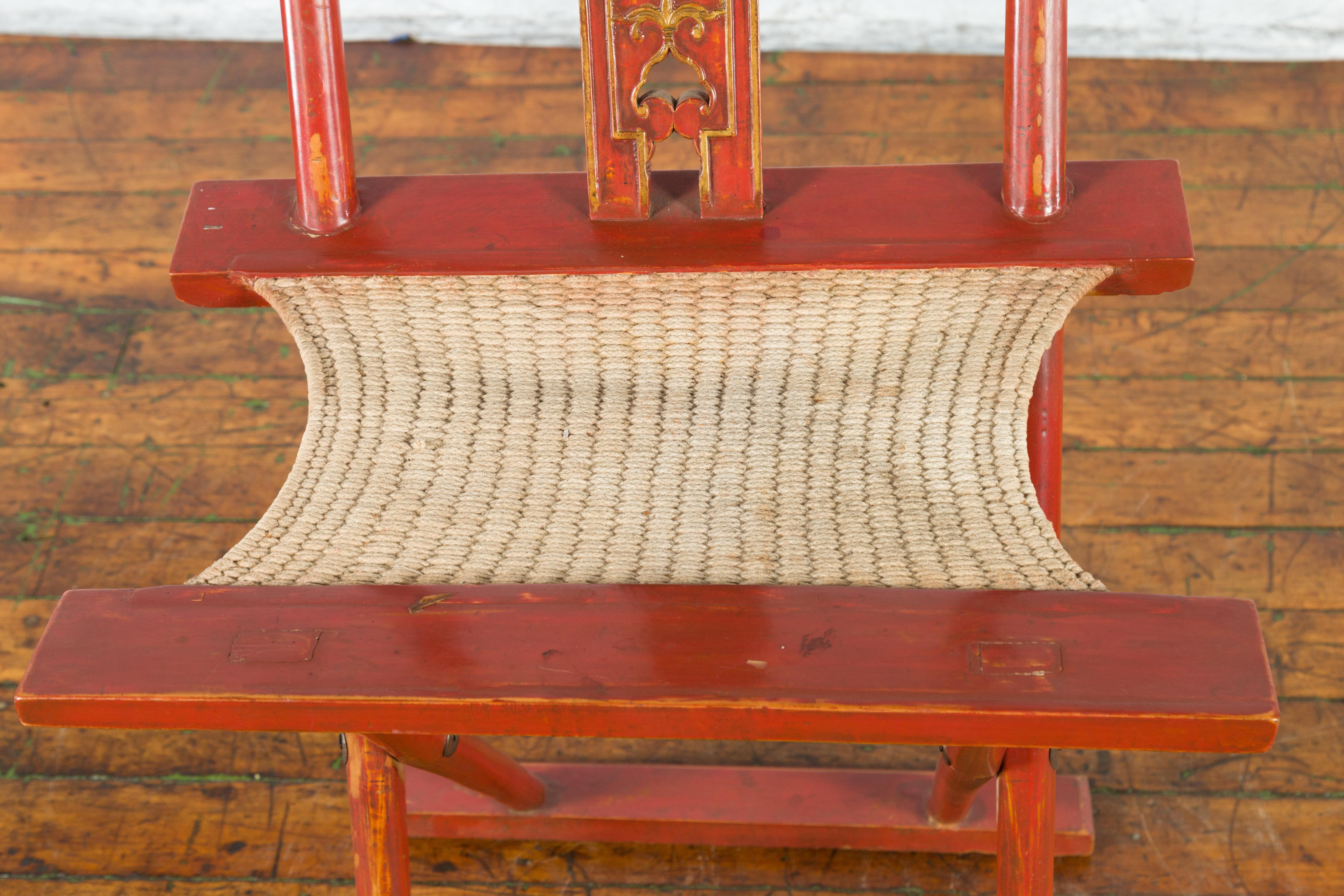 Chaise de voyage chinoise pliante en laque rouge du début du 20ème siècle avec assise tissée en vente 3