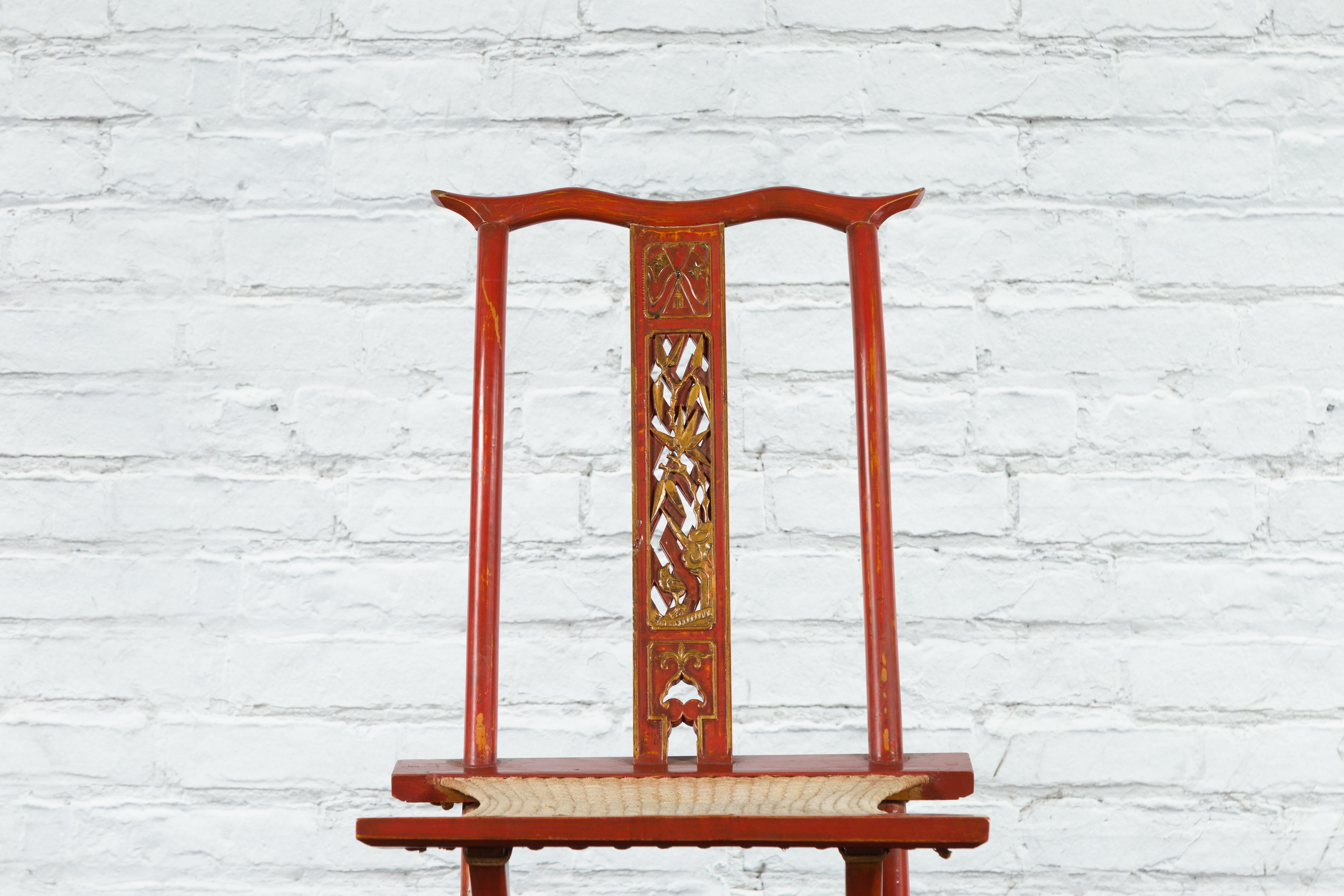 Chaise de voyage chinoise pliante en laque rouge du début du 20ème siècle avec assise tissée en vente 8