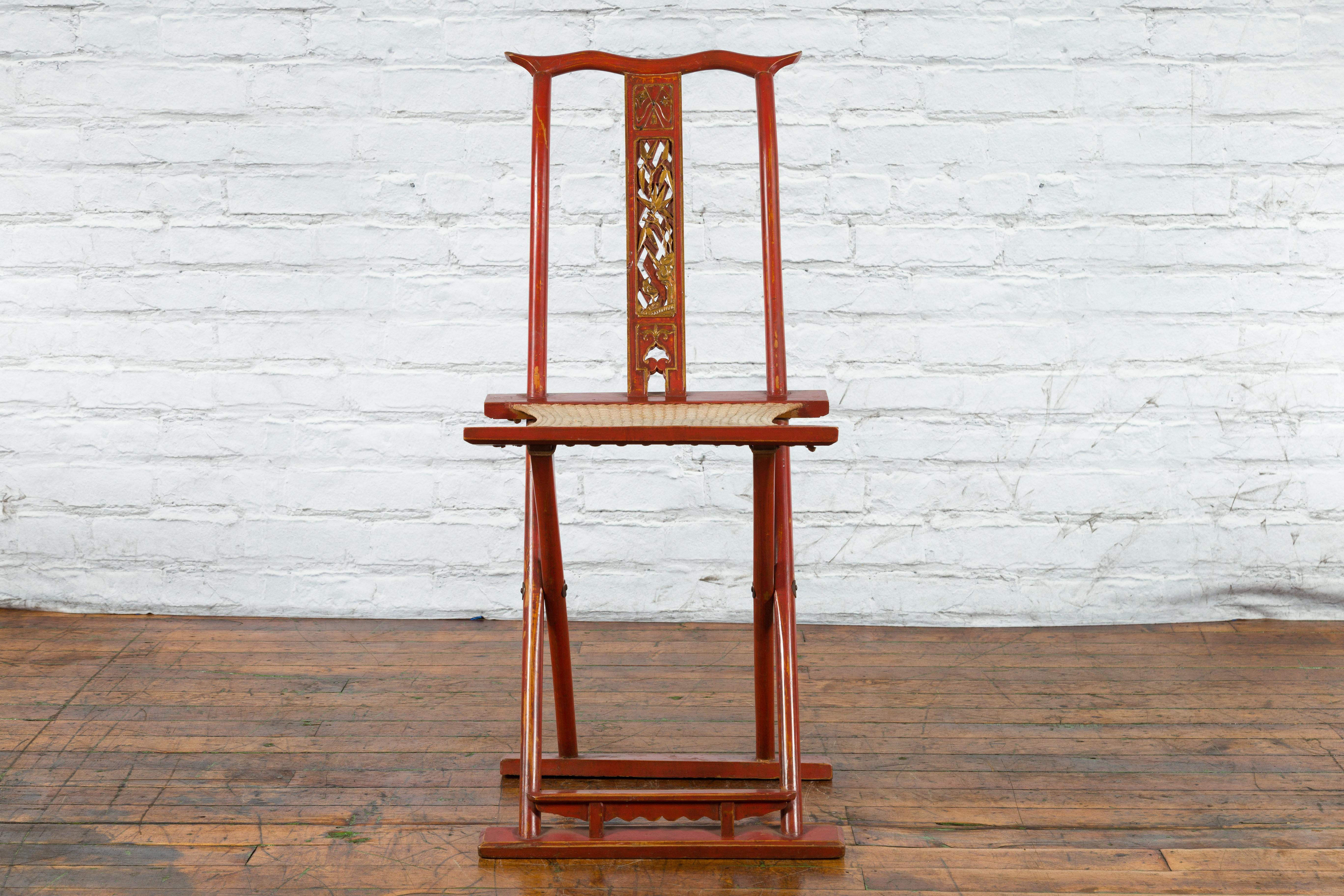 Laqué Chaise de voyage chinoise pliante en laque rouge du début du 20ème siècle avec assise tissée en vente