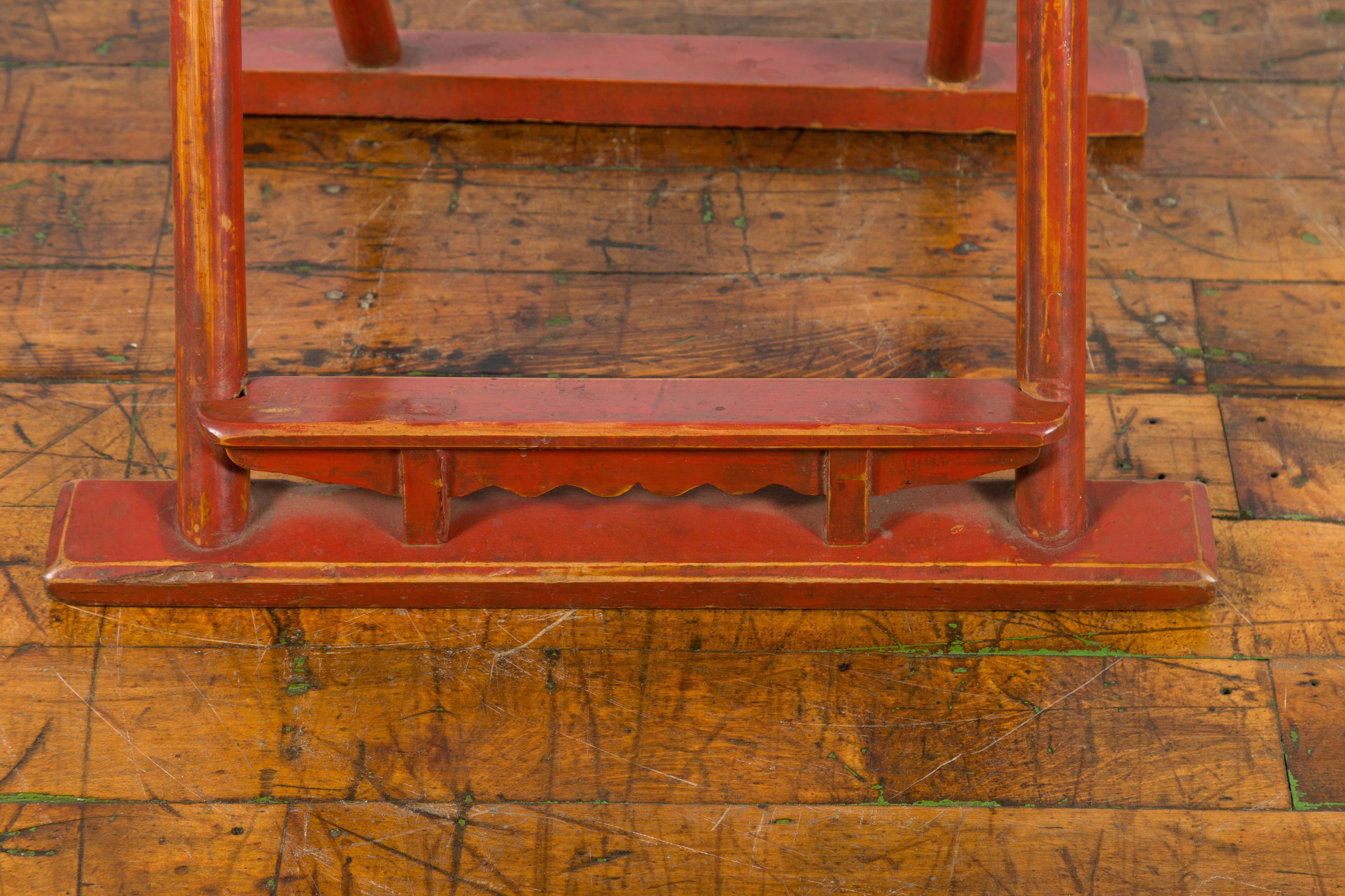 Chaise de voyage chinoise pliante en laque rouge du début du 20ème siècle avec assise tissée en vente 2