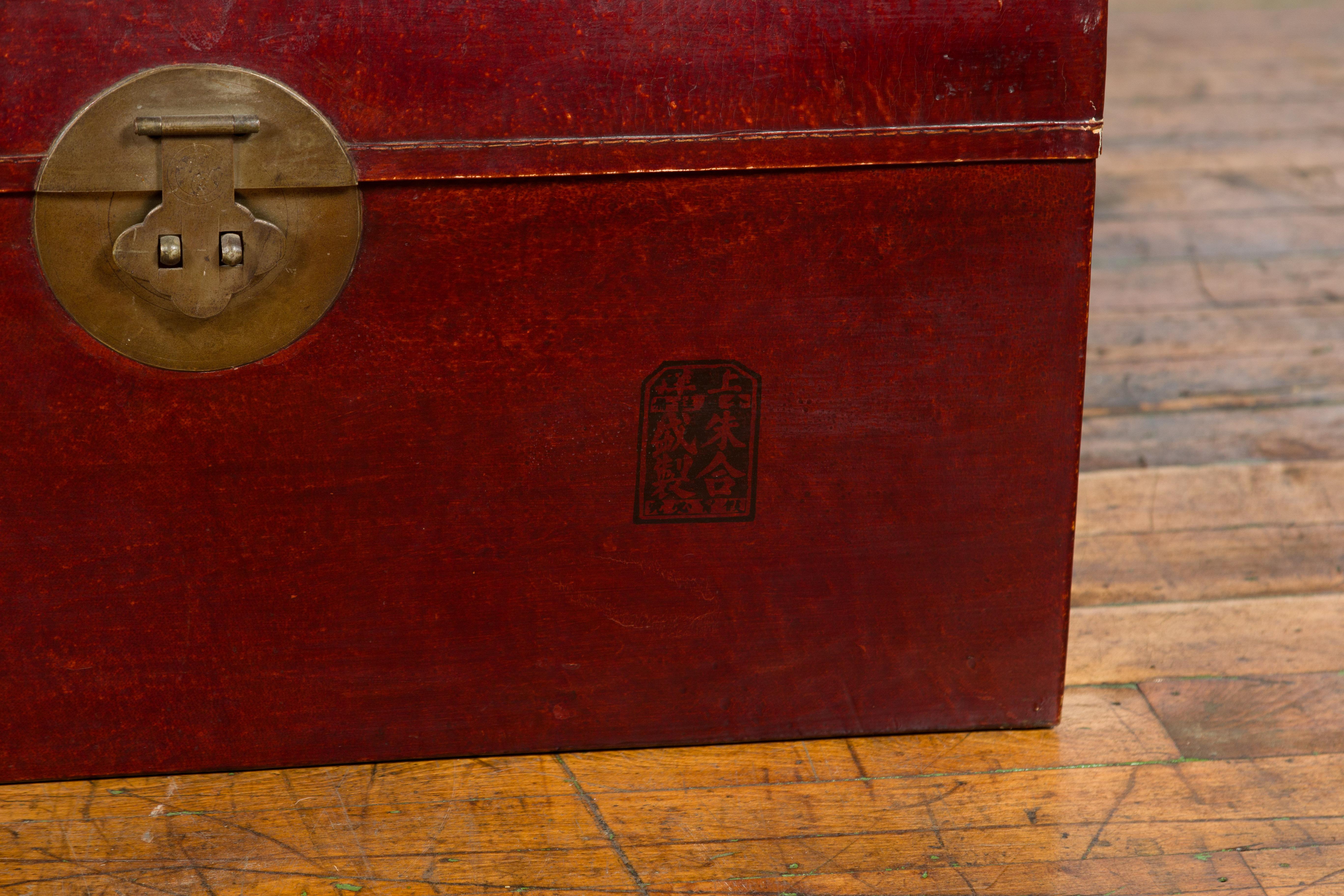 Coffre chinois du début du 20e siècle en cuir laqué rouge avec calligraphie en vente 3