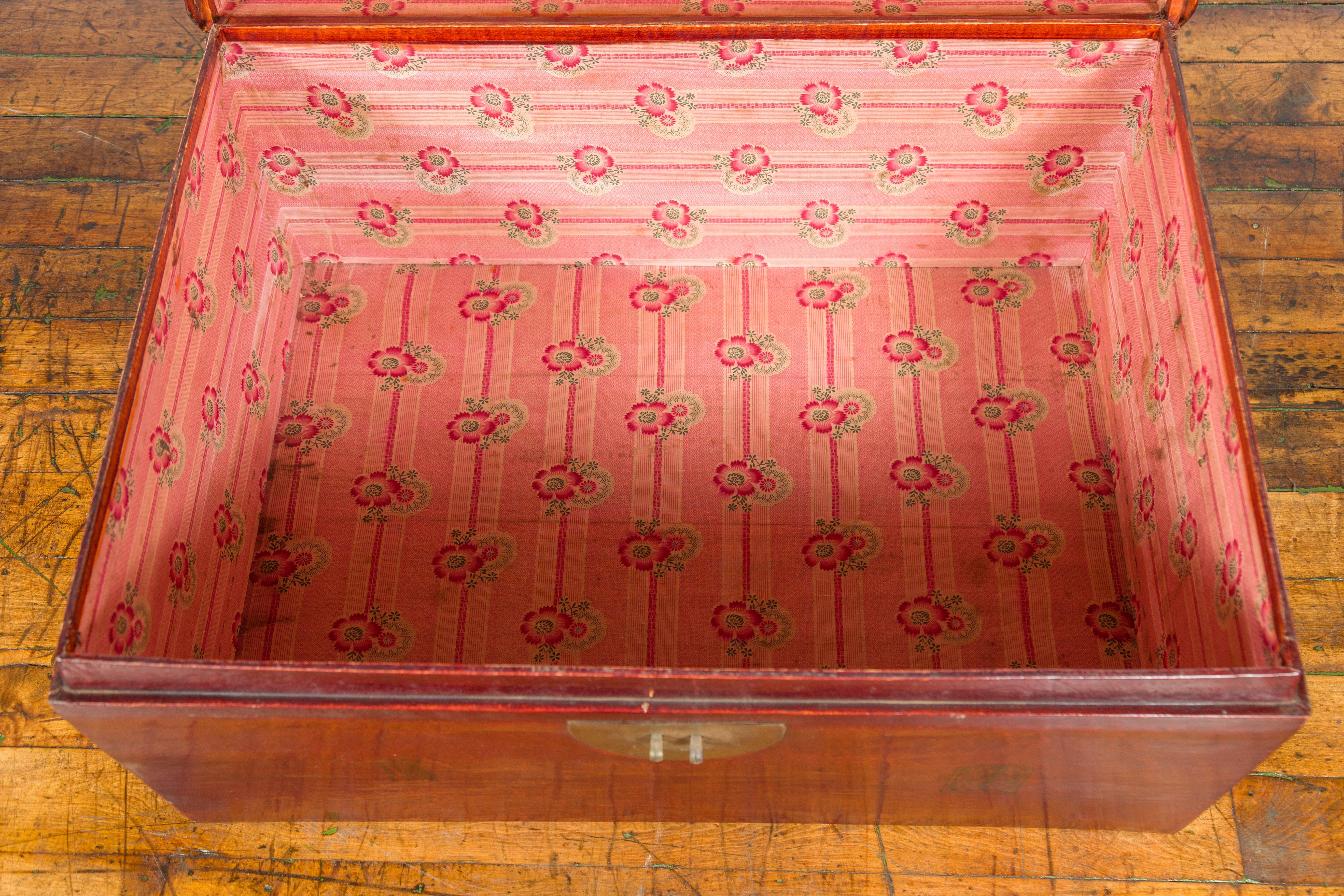 Coffre chinois du début du 20e siècle en cuir laqué rouge avec calligraphie en vente 7