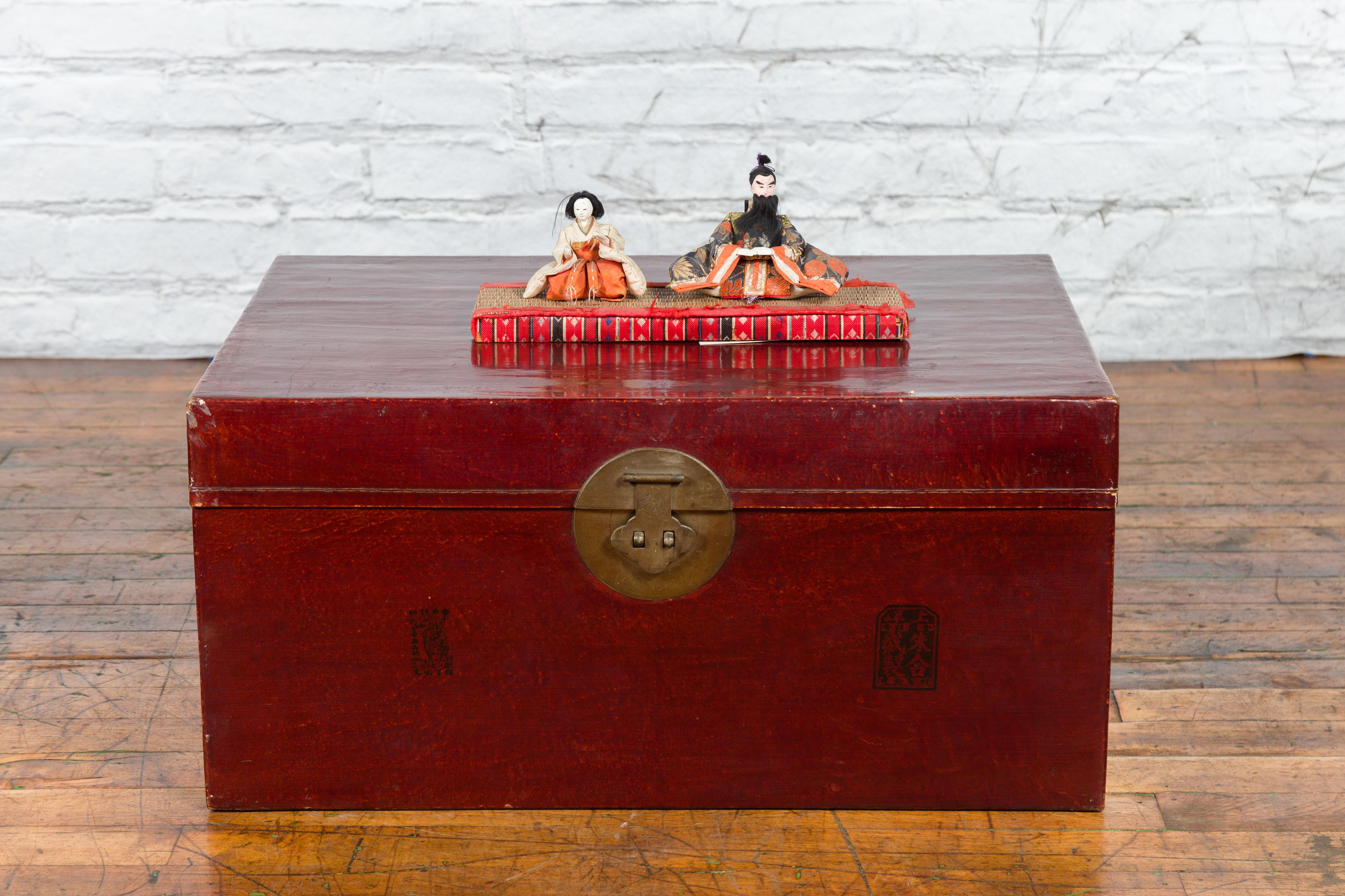 Chinois Coffre chinois du début du 20e siècle en cuir laqué rouge avec calligraphie en vente