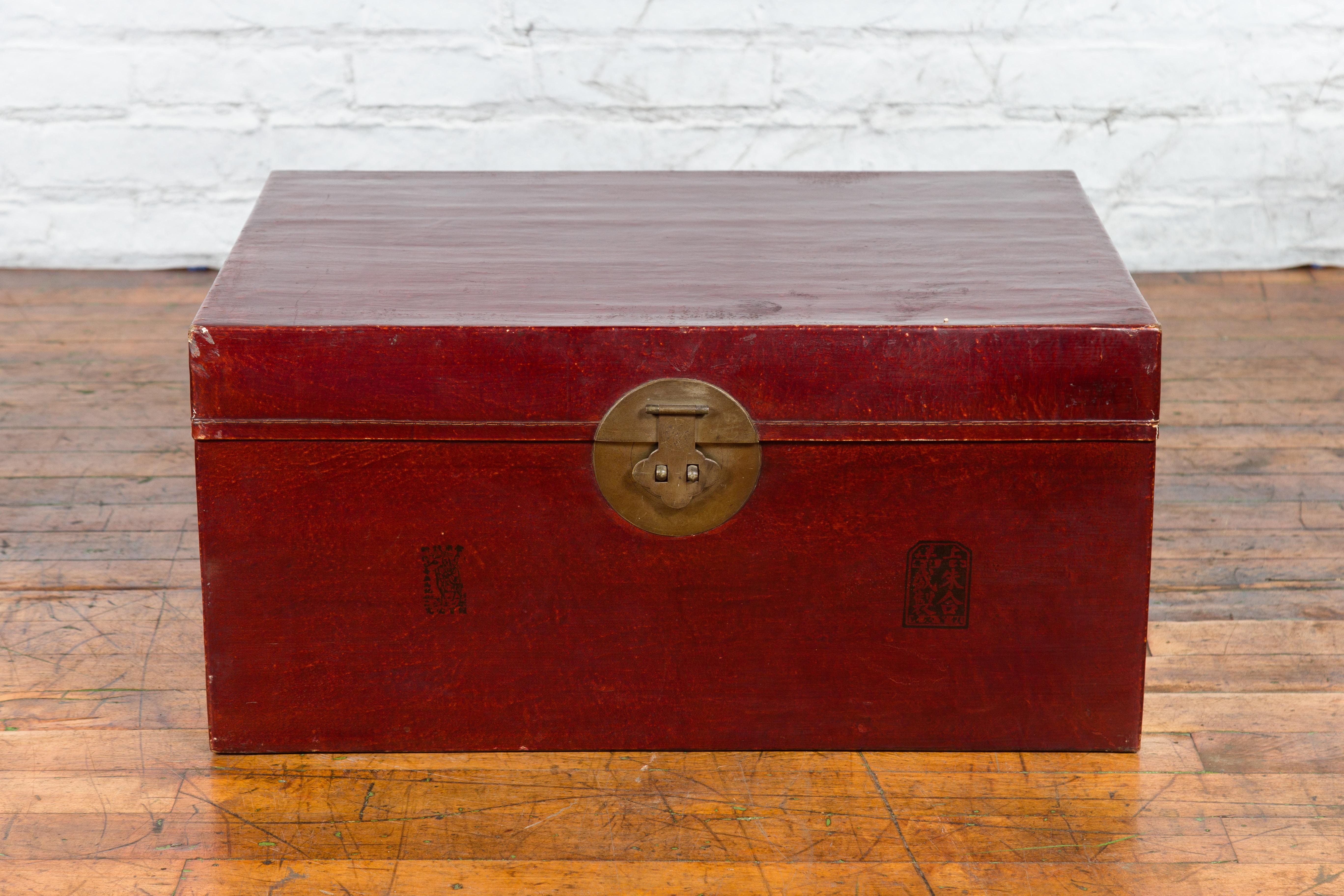 Laqué Coffre chinois du début du 20e siècle en cuir laqué rouge avec calligraphie en vente