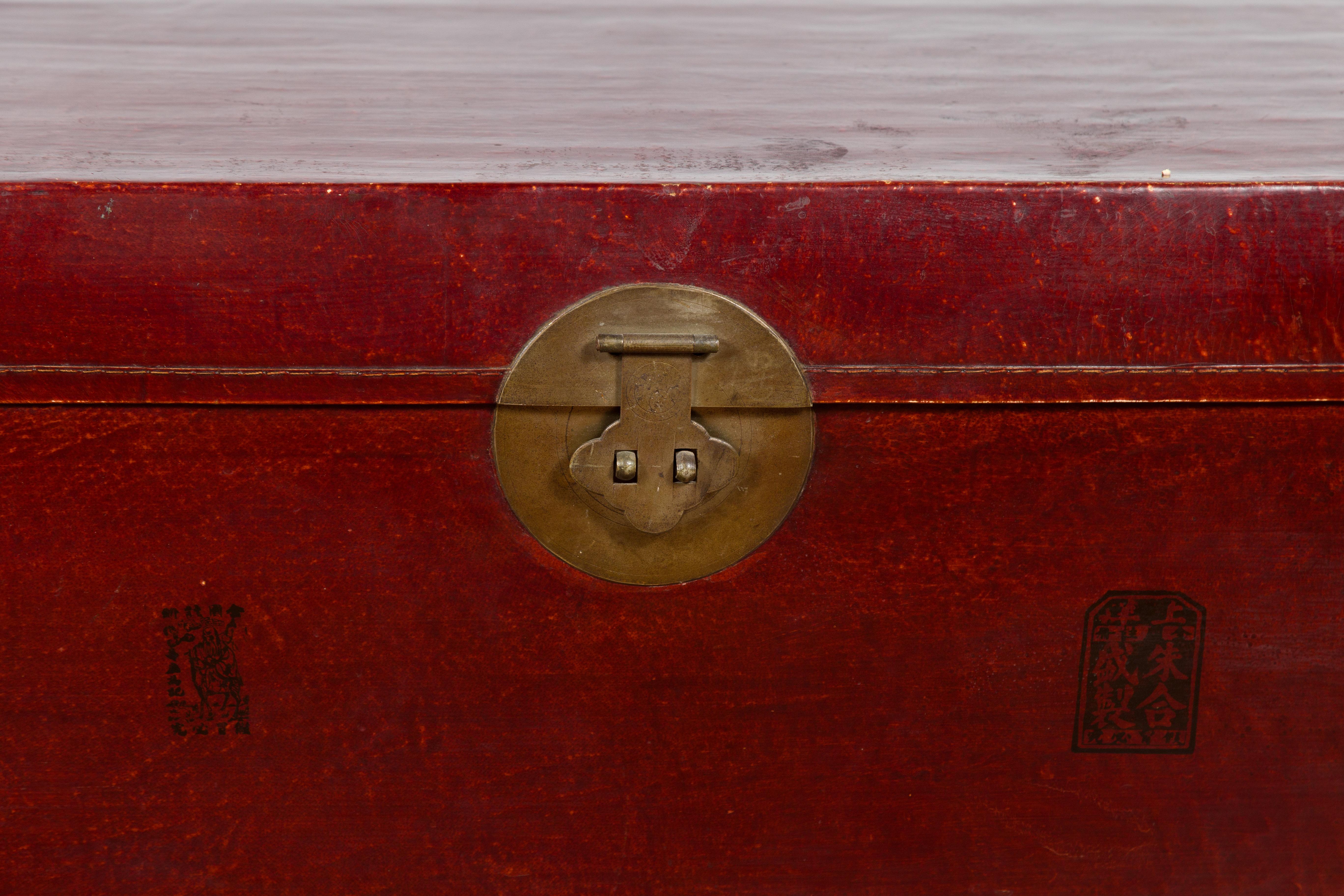 Coffre chinois du début du 20e siècle en cuir laqué rouge avec calligraphie en vente 1
