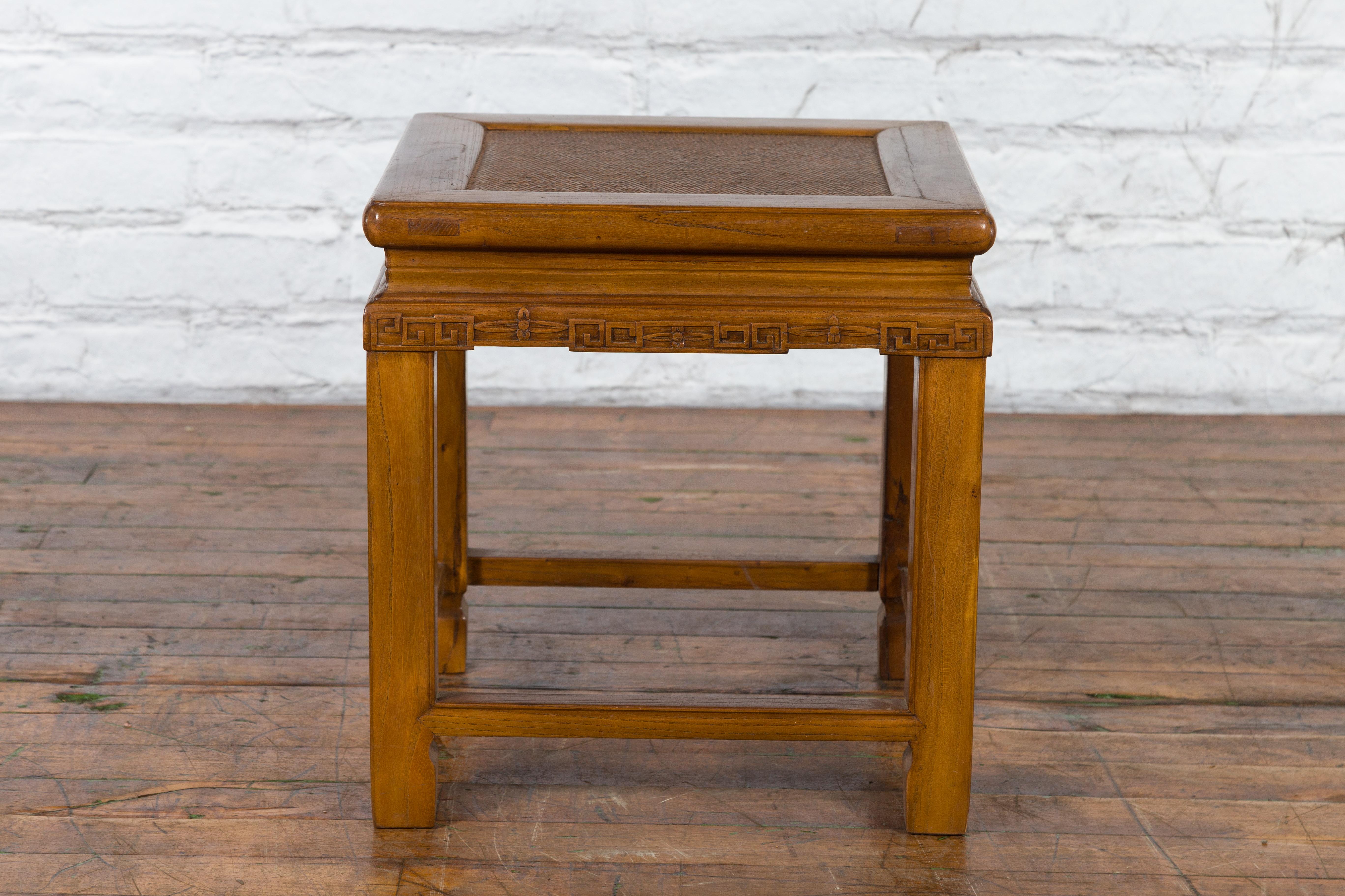 Table d'appoint du début du 20e siècle avec tablier sculpté et plateau en rotin tressé Bon état - En vente à Yonkers, NY