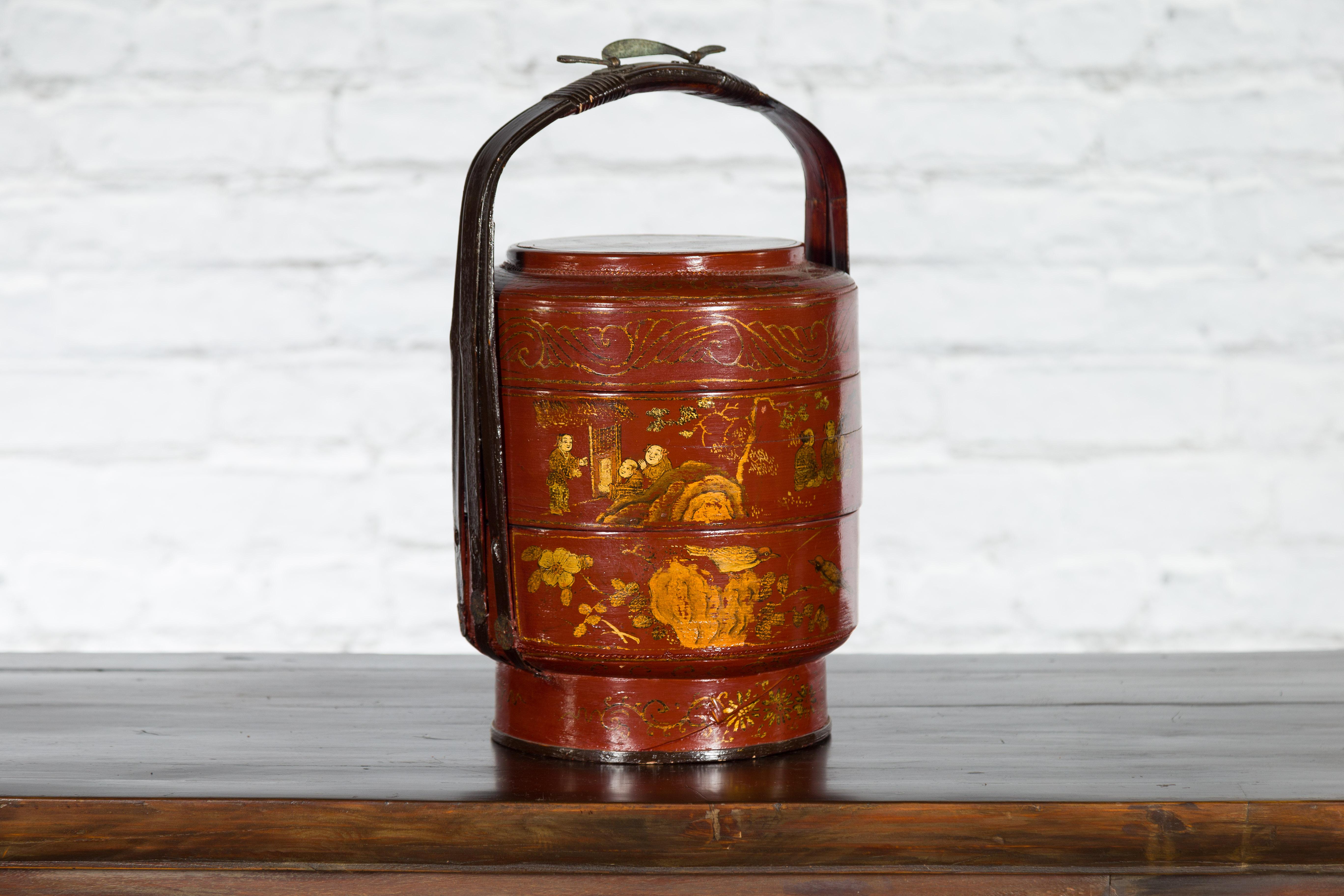 Chinese Early 20th Century Three-Tiered Red Lacquer Lunch Basket with Gilt Décor For Sale 6