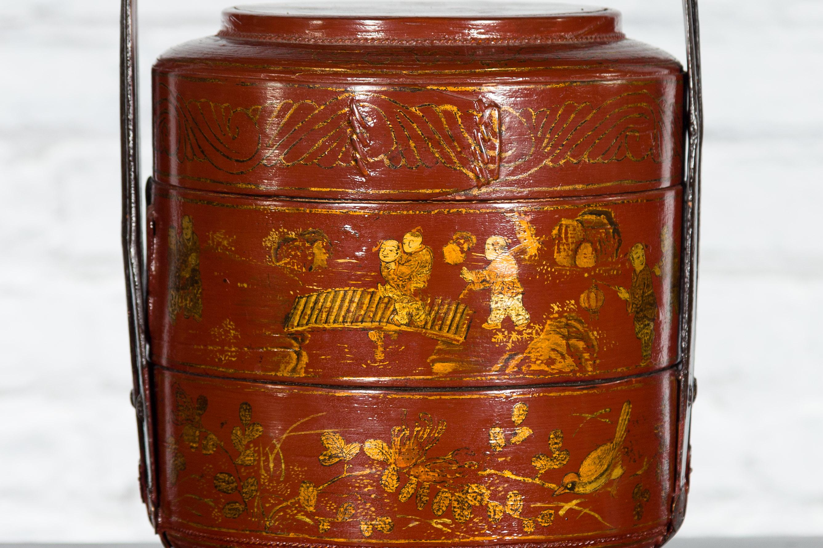 Chinese Early 20th Century Three-Tiered Red Lacquer Lunch Basket with Gilt Décor For Sale 7