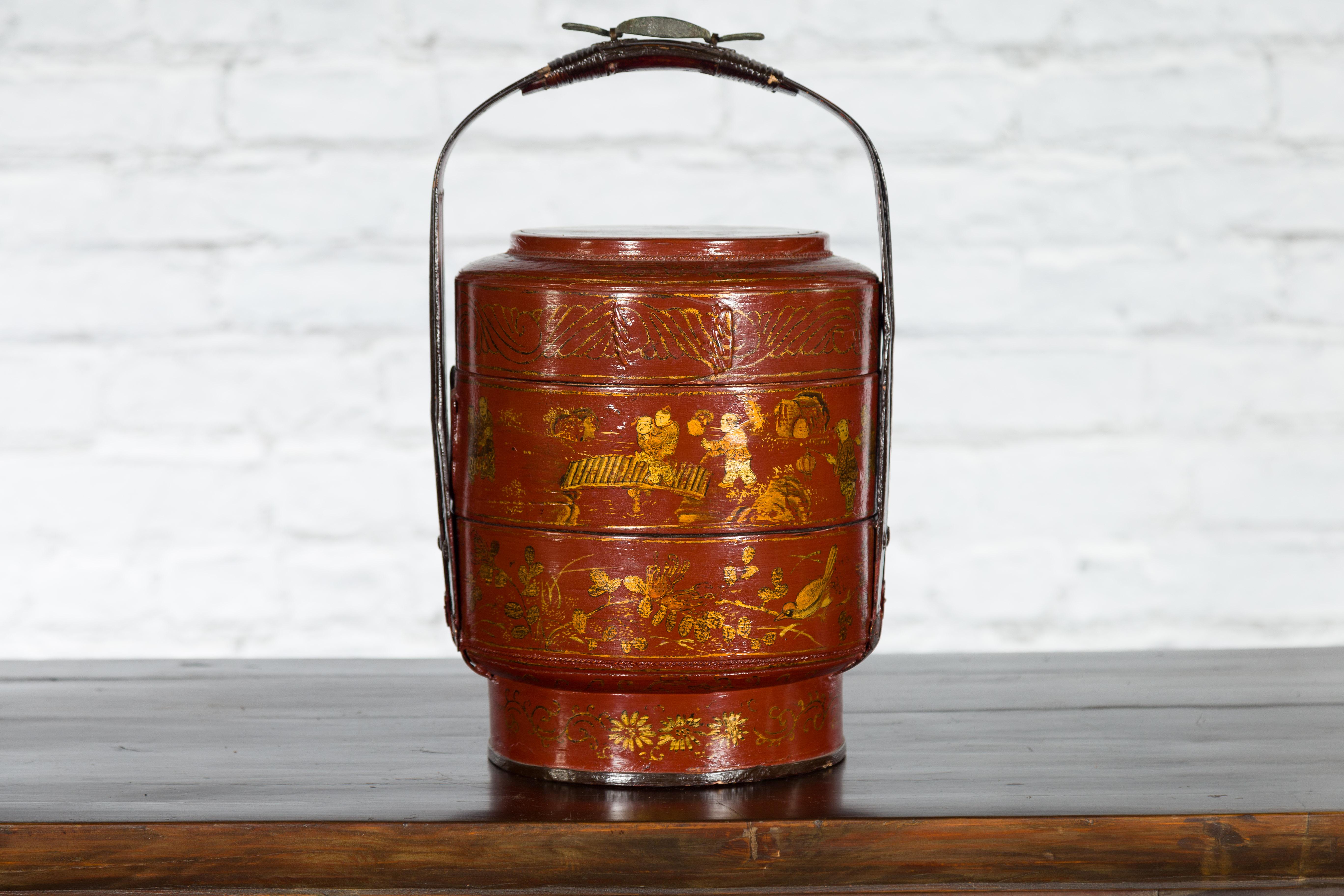 Chinese Early 20th Century Three-Tiered Red Lacquer Lunch Basket with Gilt Décor For Sale 8