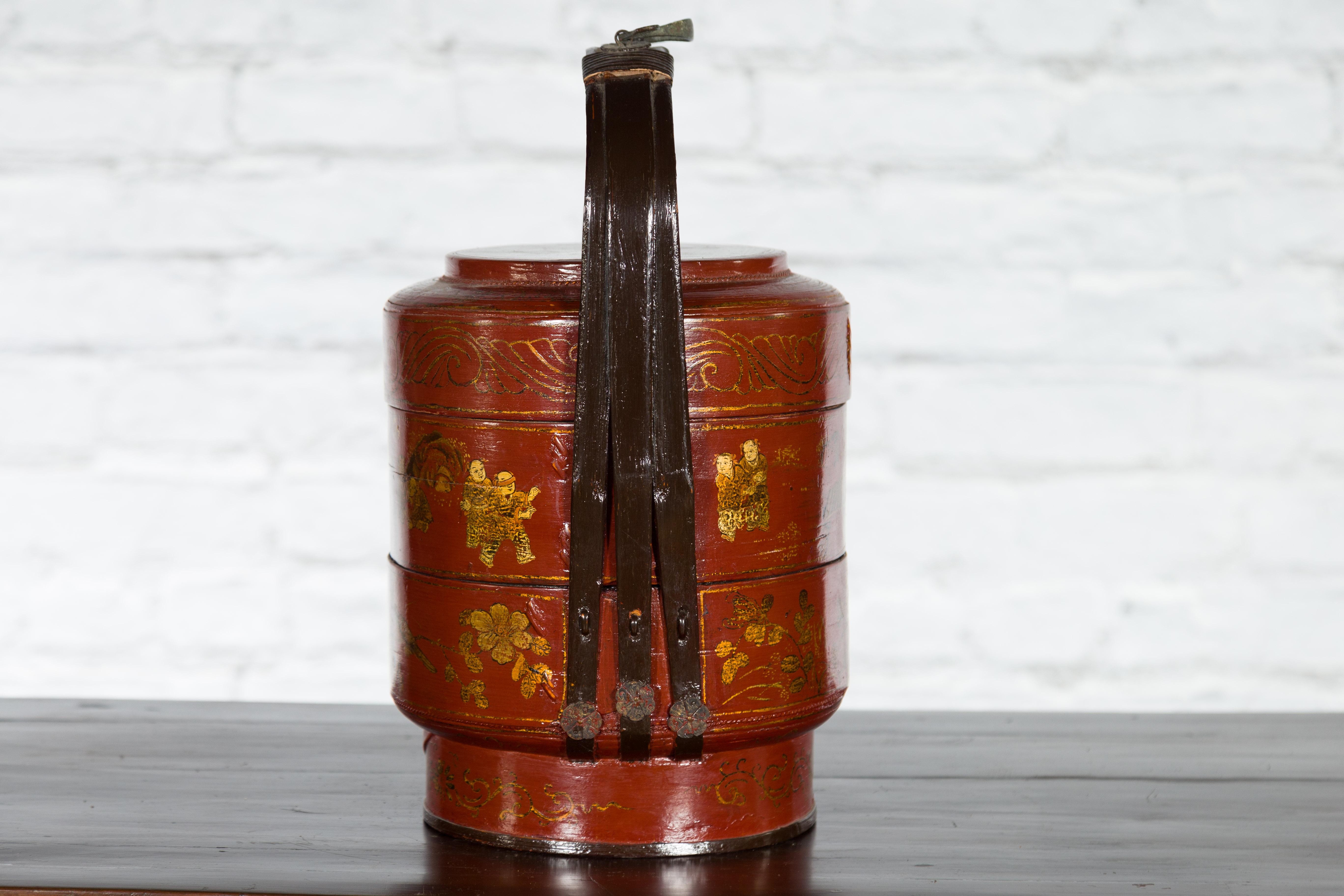 Chinese Early 20th Century Three-Tiered Red Lacquer Lunch Basket with Gilt Décor For Sale 9