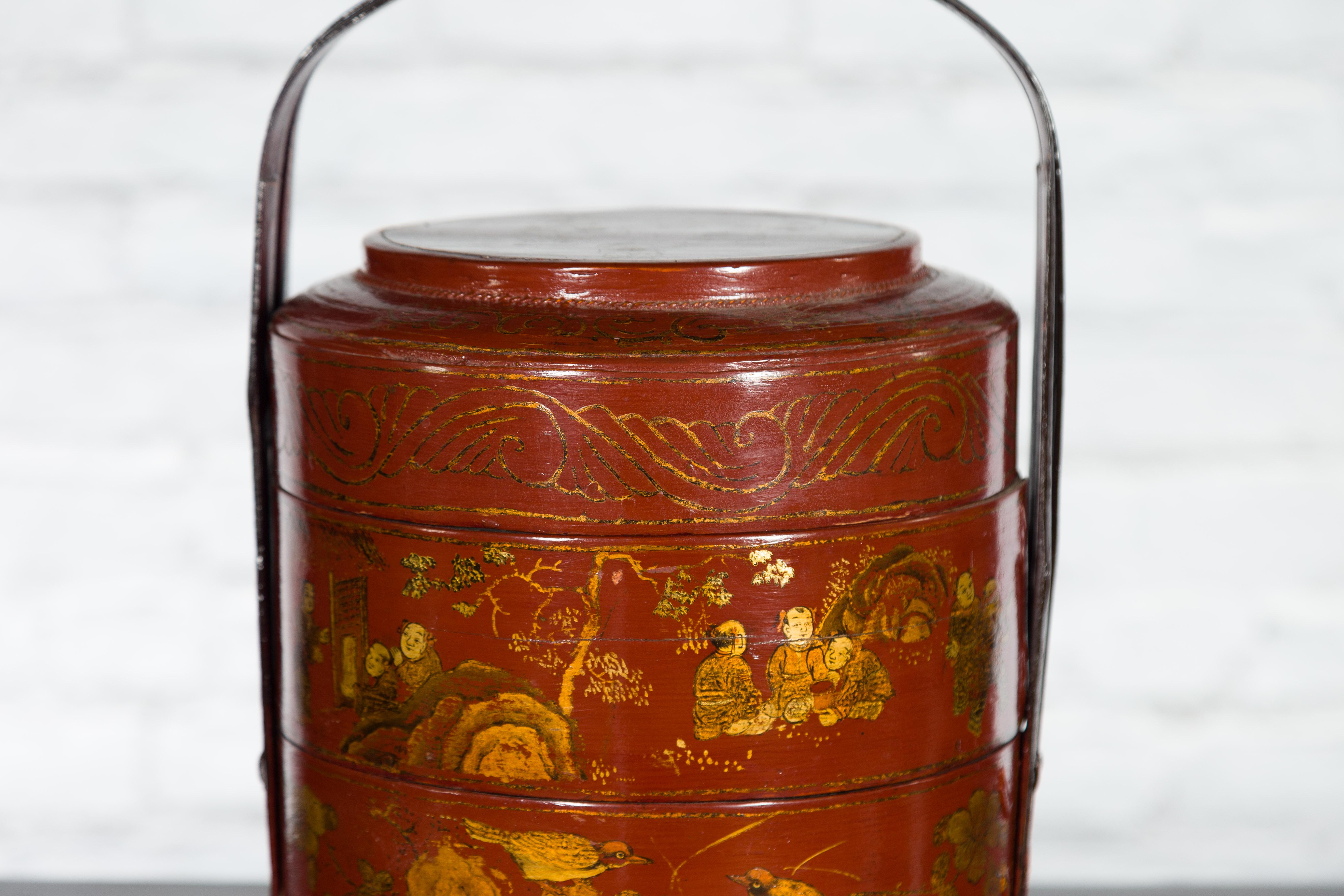 Chinese Early 20th Century Three-Tiered Red Lacquer Lunch Basket with Gilt Décor For Sale 1