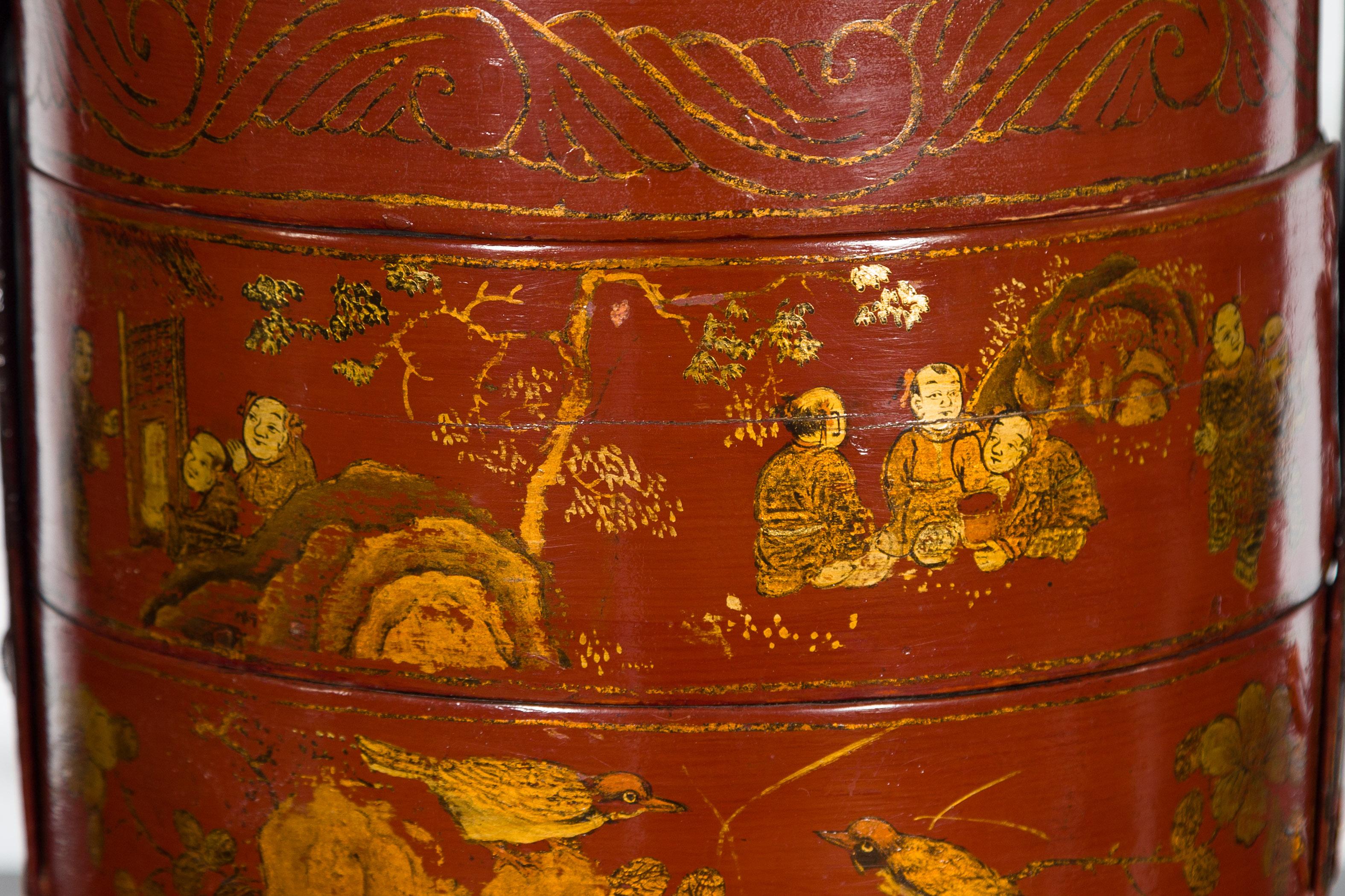 Chinese Early 20th Century Three-Tiered Red Lacquer Lunch Basket with Gilt Décor For Sale 2