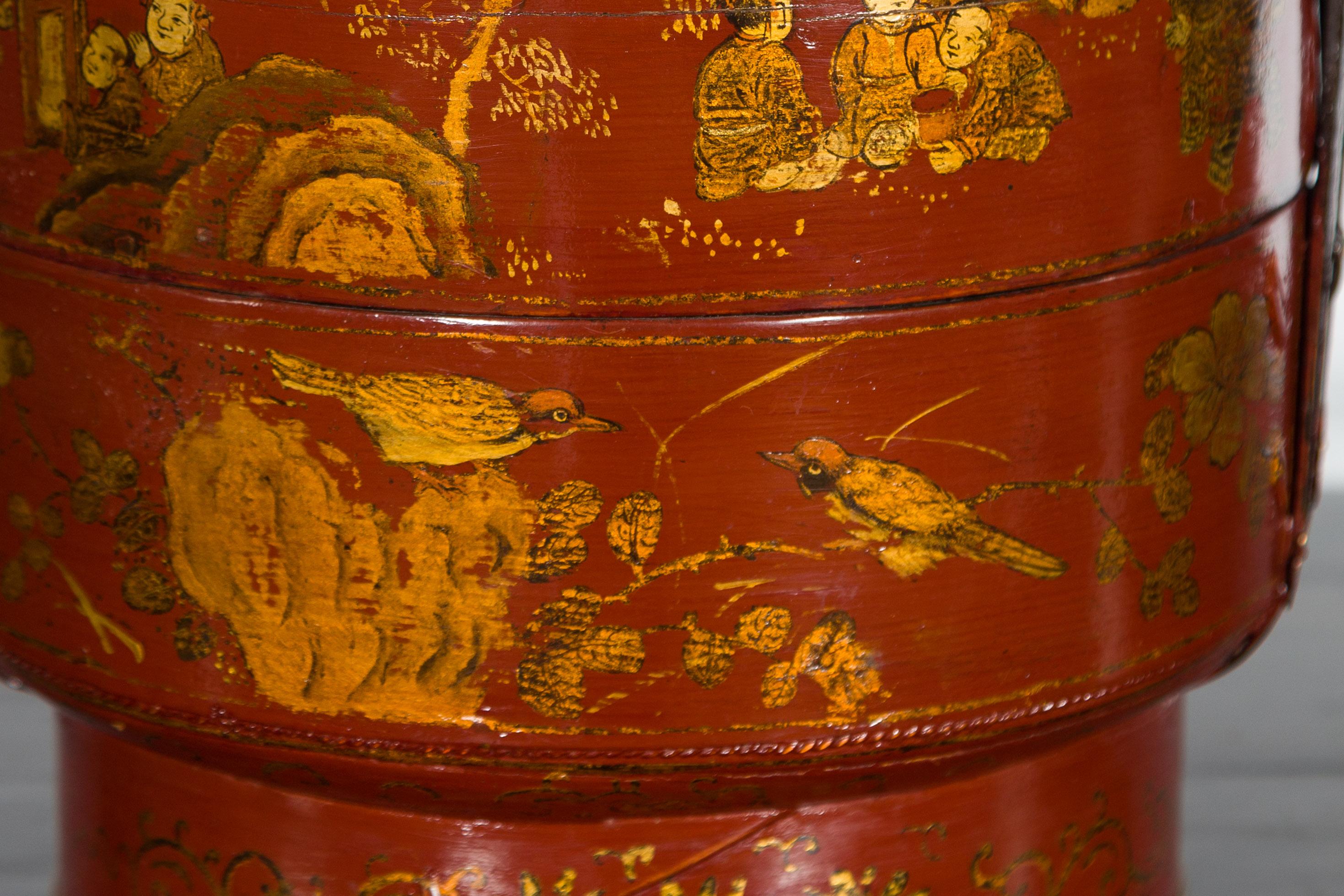 Chinese Early 20th Century Three-Tiered Red Lacquer Lunch Basket with Gilt Décor For Sale 3