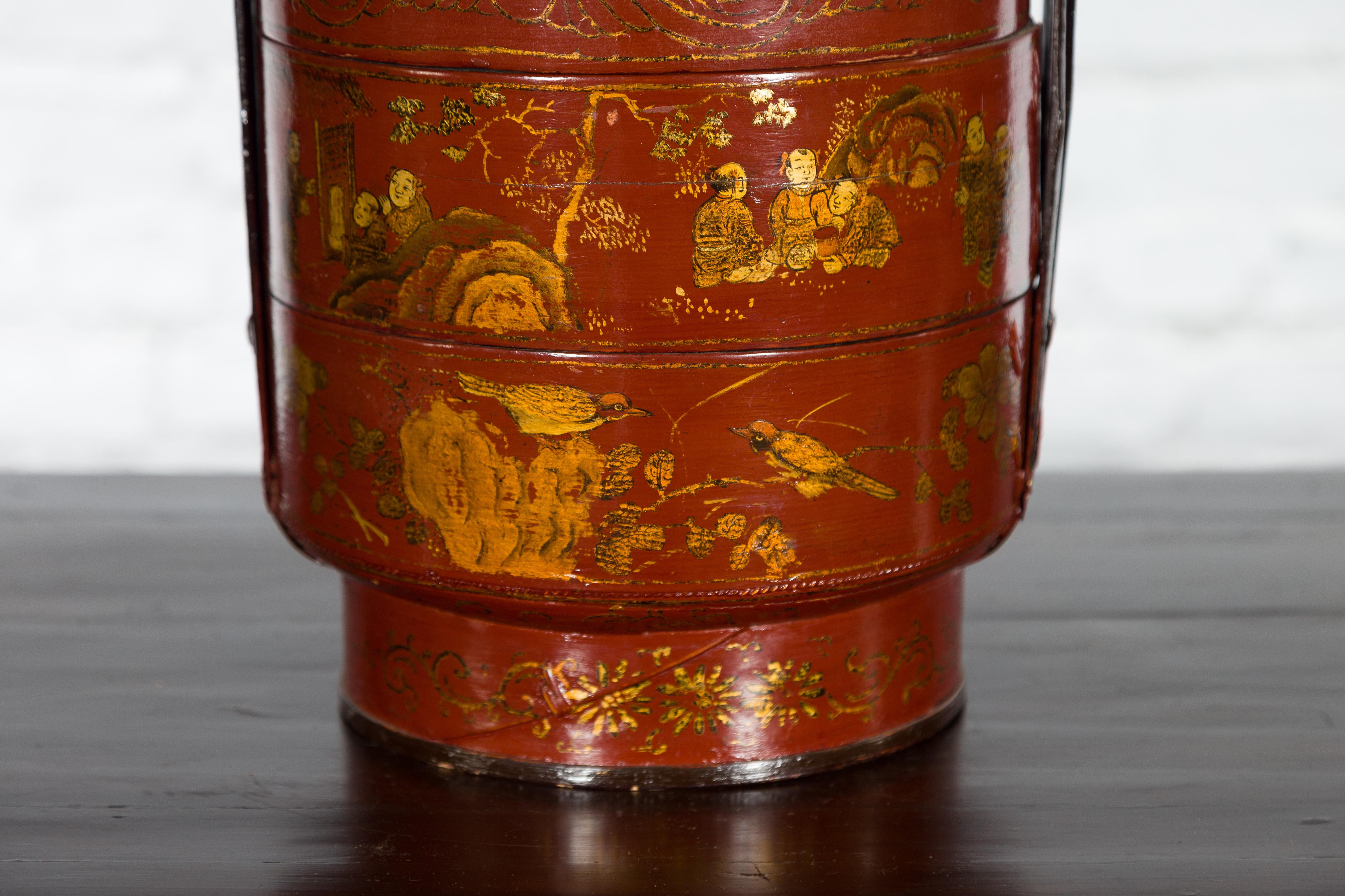 Chinese Early 20th Century Three-Tiered Red Lacquer Lunch Basket with Gilt Décor For Sale 4