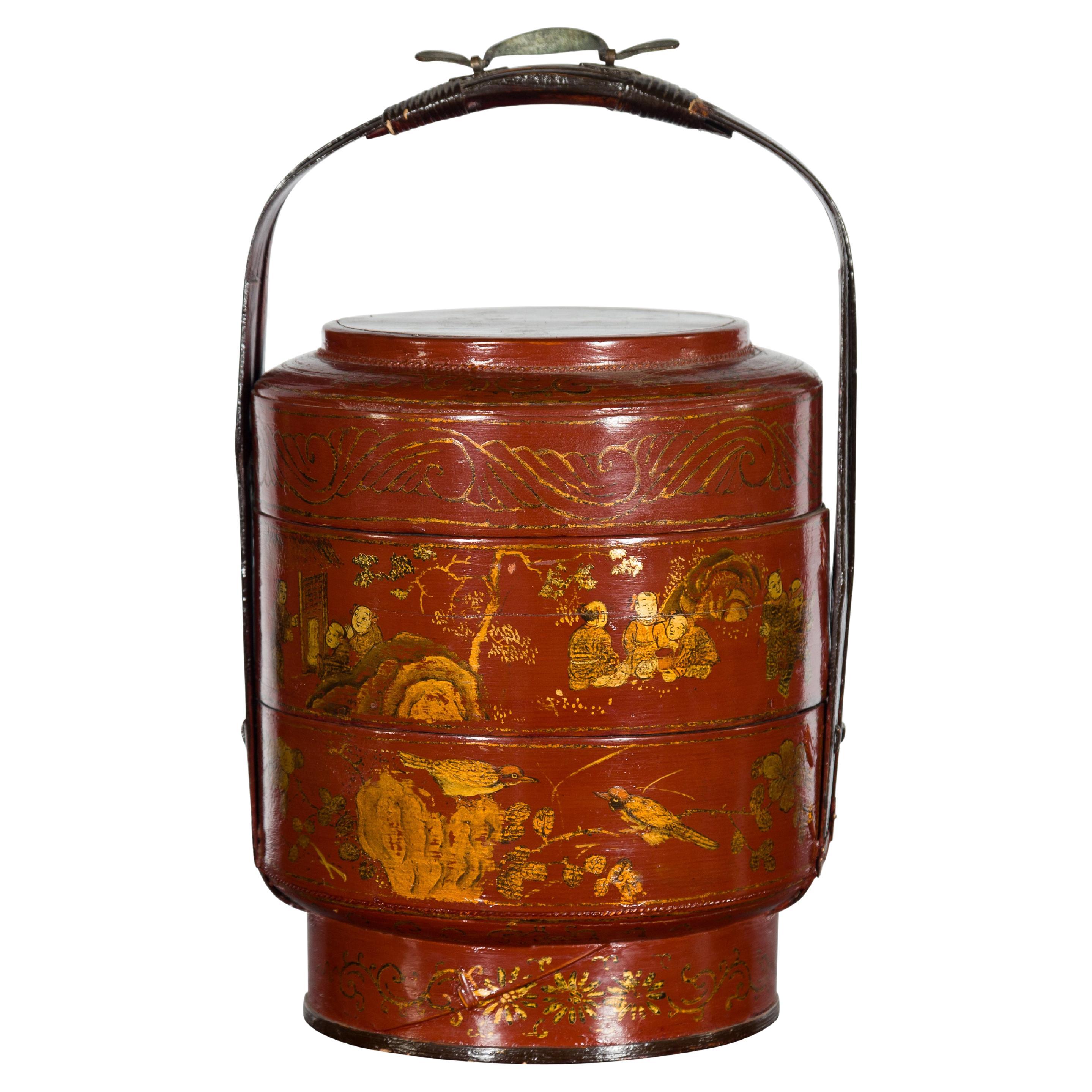 Panier à lunch chinois du début du XXe siècle à trois étages en laque rouge avec décor doré