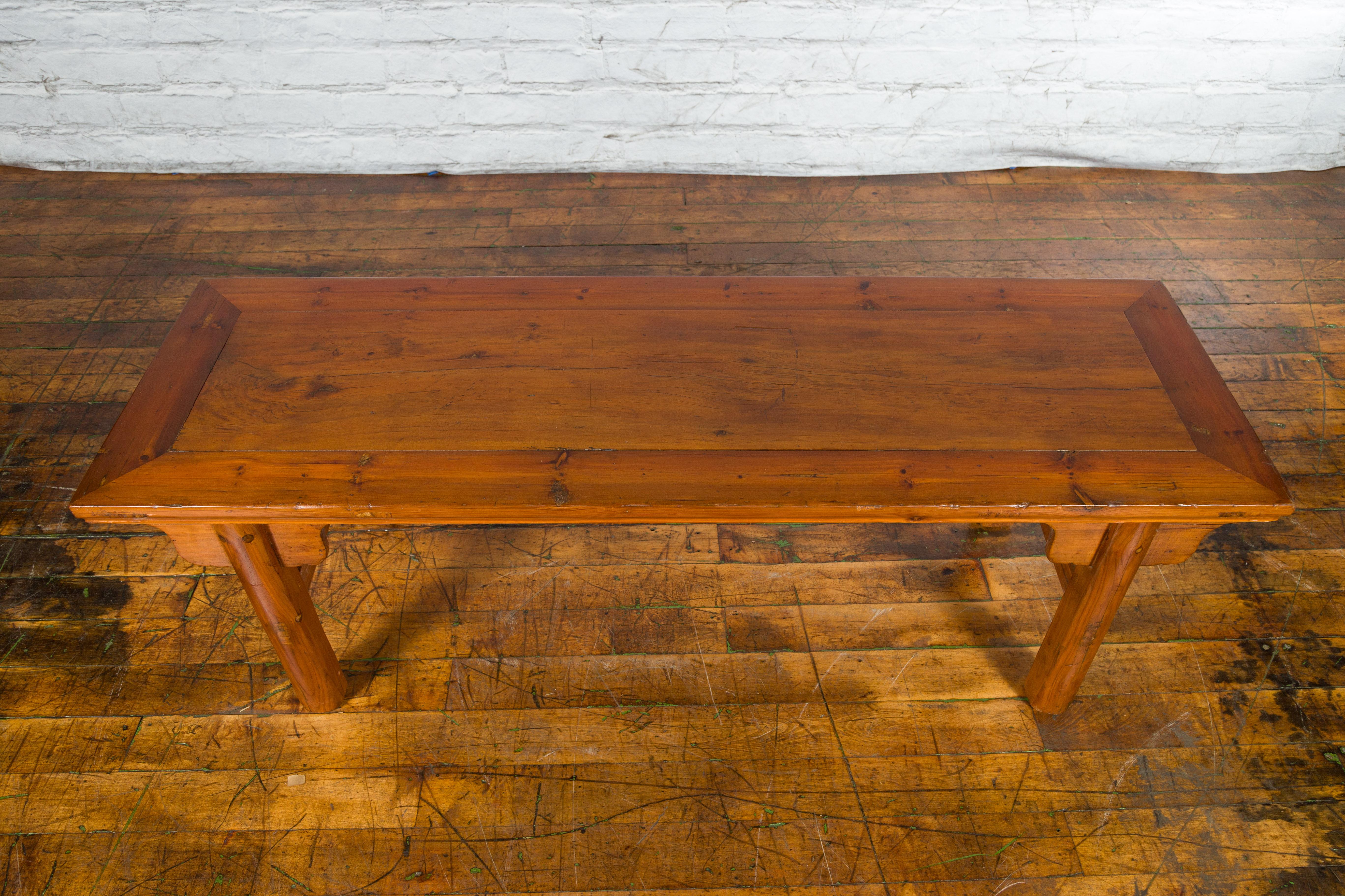 Chinese Early 20th Century Wooden Cocktail Table with Carved Spandrels For Sale 7