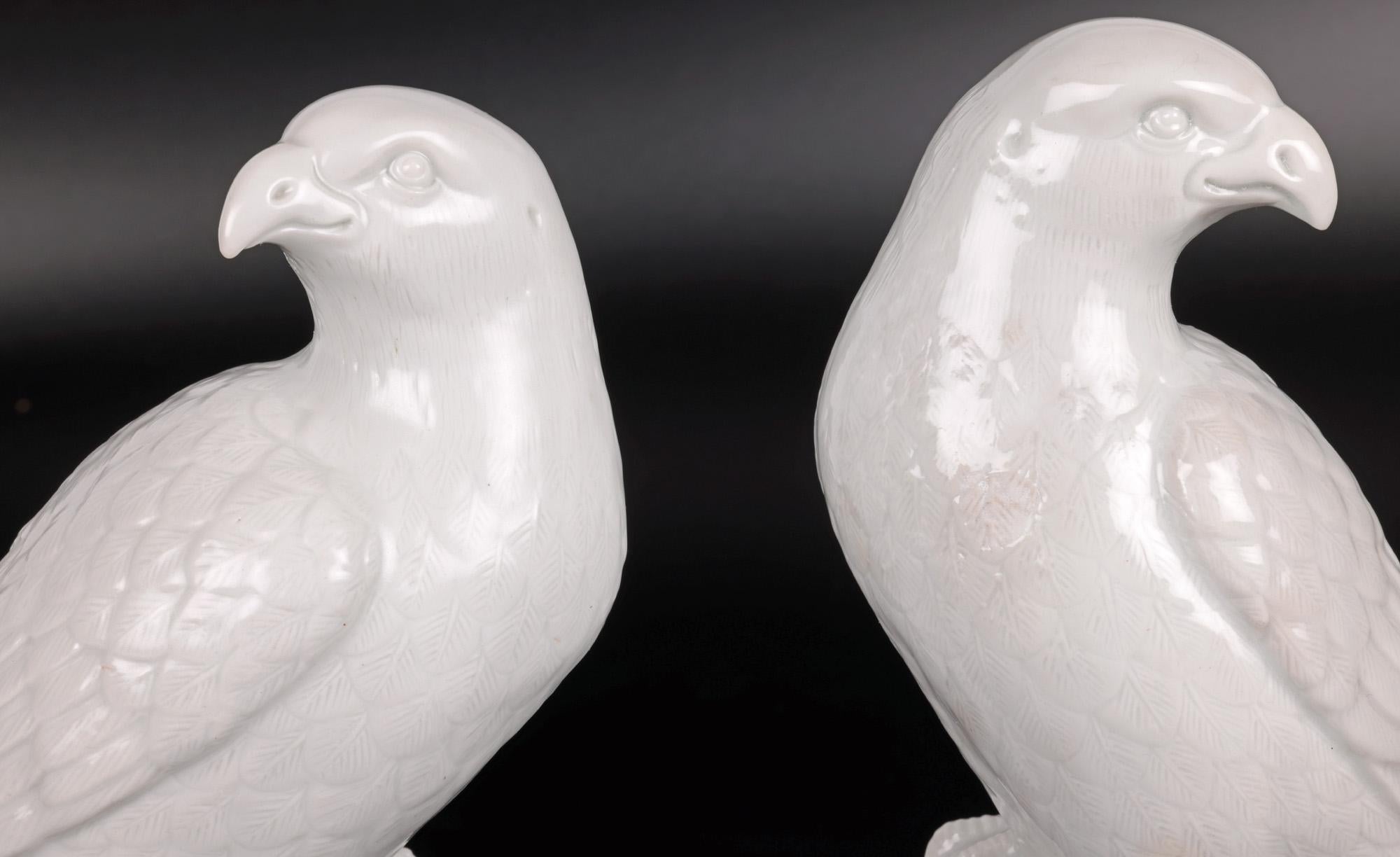 Chinese Early Qing Pair Blanc de Chine Porcelain Hawk Figures In Good Condition For Sale In Bishop's Stortford, Hertfordshire