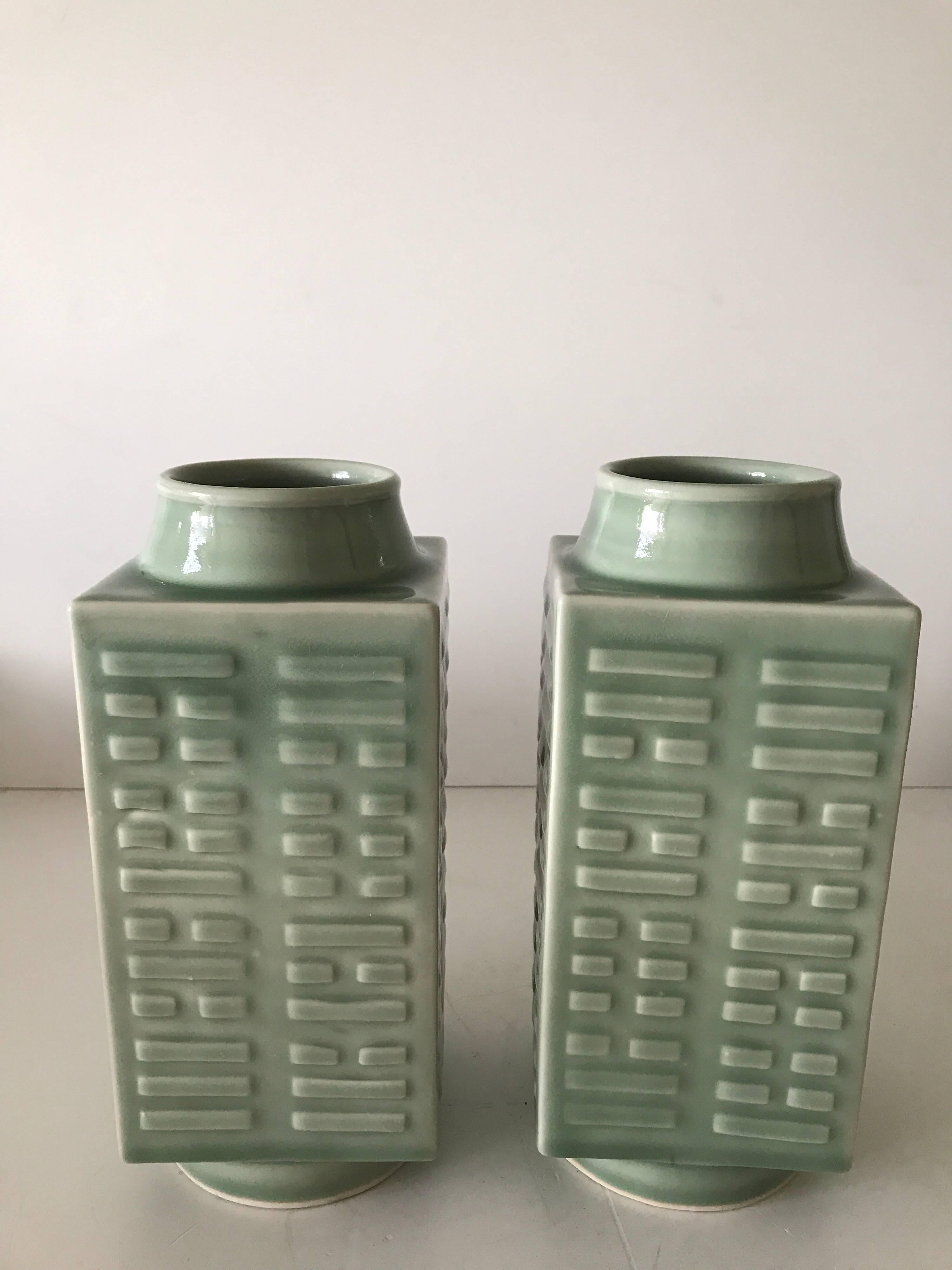 Vases à trigrammes en céladon de forme Cong, datant du début de la République chinoise 1912-1949 Marque Qianlong
Une belle paire de vases chinois à trigrammes en céladon, fabriqués au début de la République, de 1912 à 1949. Les vases étaient des