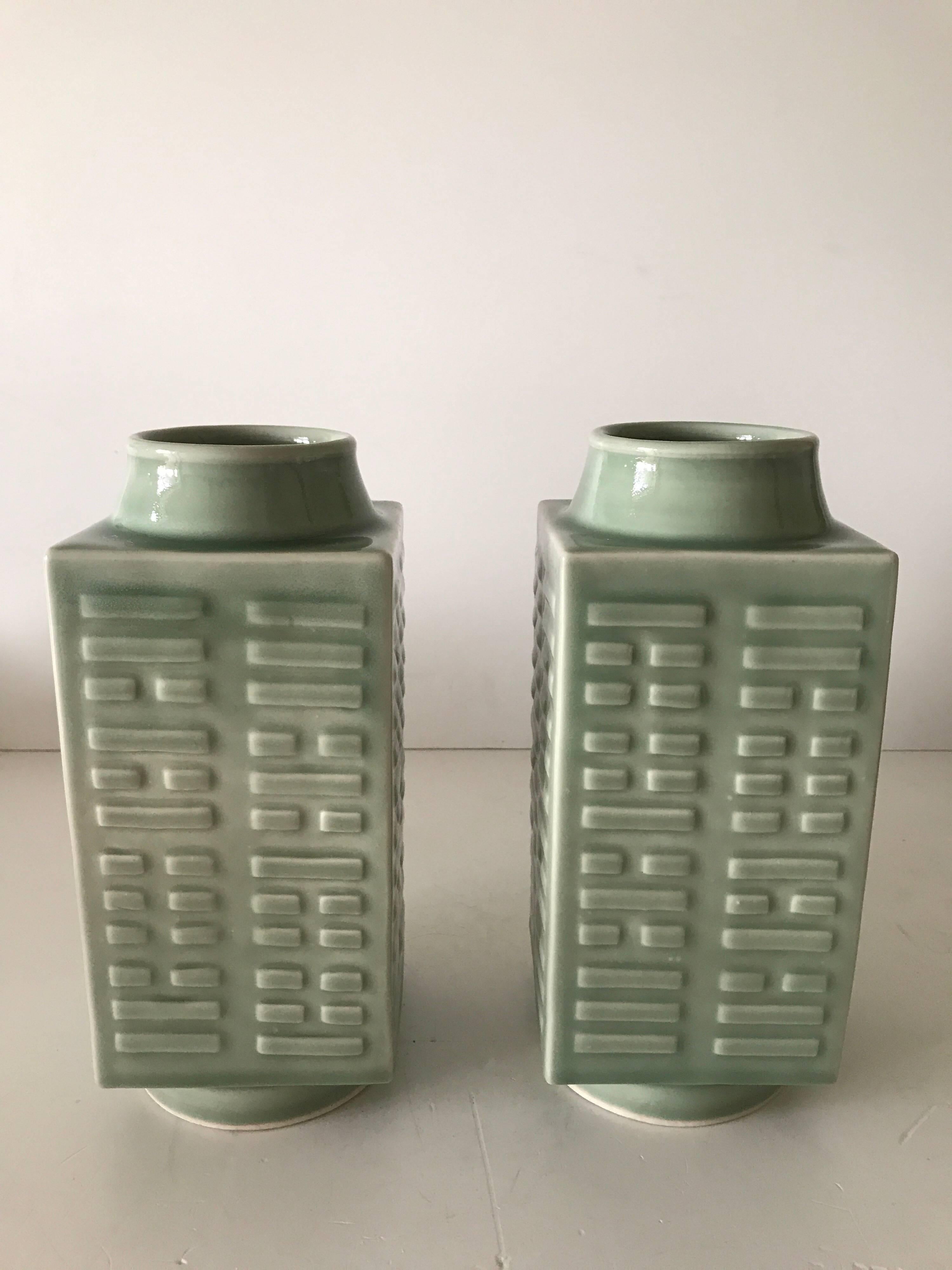 Chinois Vases à trigramme céladon de la première République chinoise, 1912-1949, marque Qianlong en vente