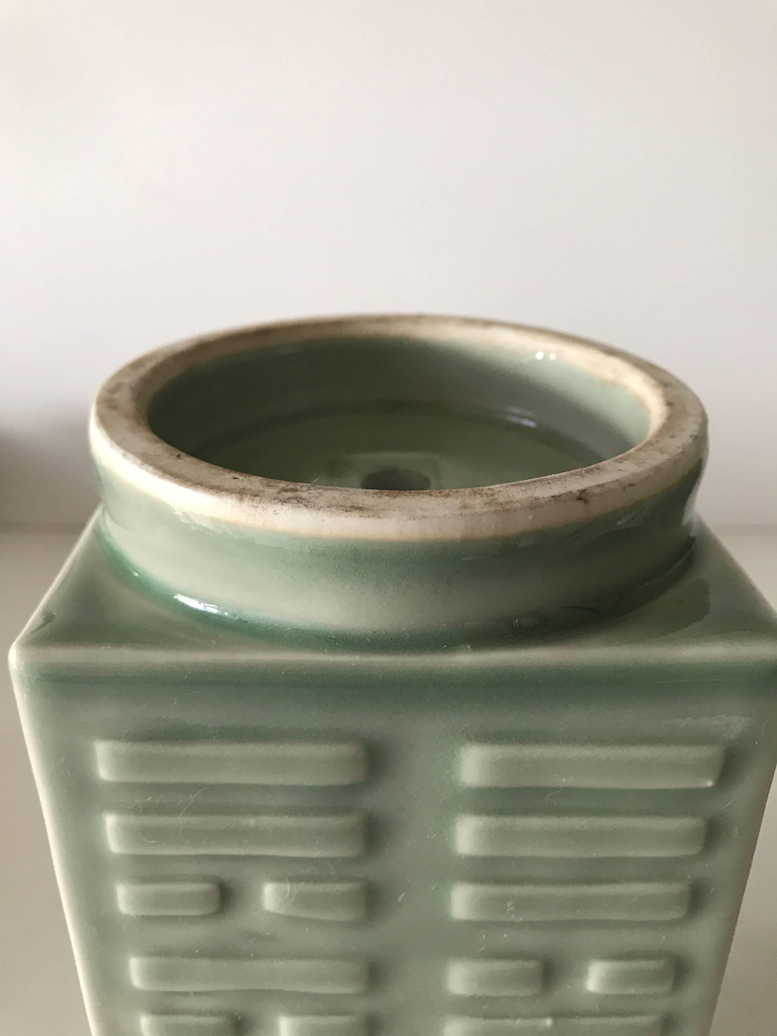 Vases à trigramme céladon de la première République chinoise, 1912-1949, marque Qianlong Excellent état - En vente à Drottningholm, SE