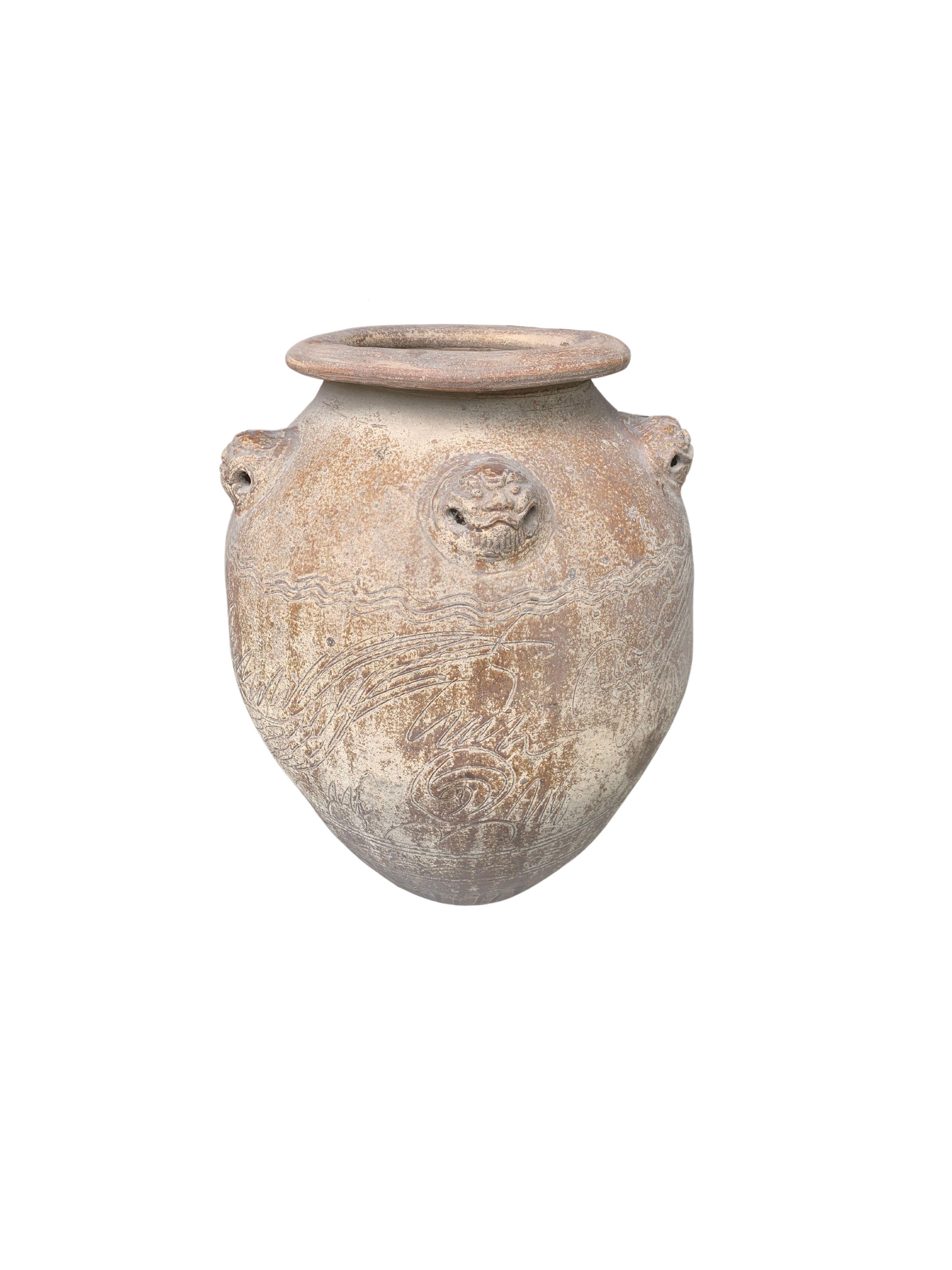 Dieses Krug ist ein wunderbares Beispiel chinesischer Keramik, mit einem Hinweis auf die Originalverglasung auf der Außenseite und Tigermedaillons und Gravuren. Heute eignet sich diese Schale hervorragend als dekorative Schale oder als Pflanzgefäß