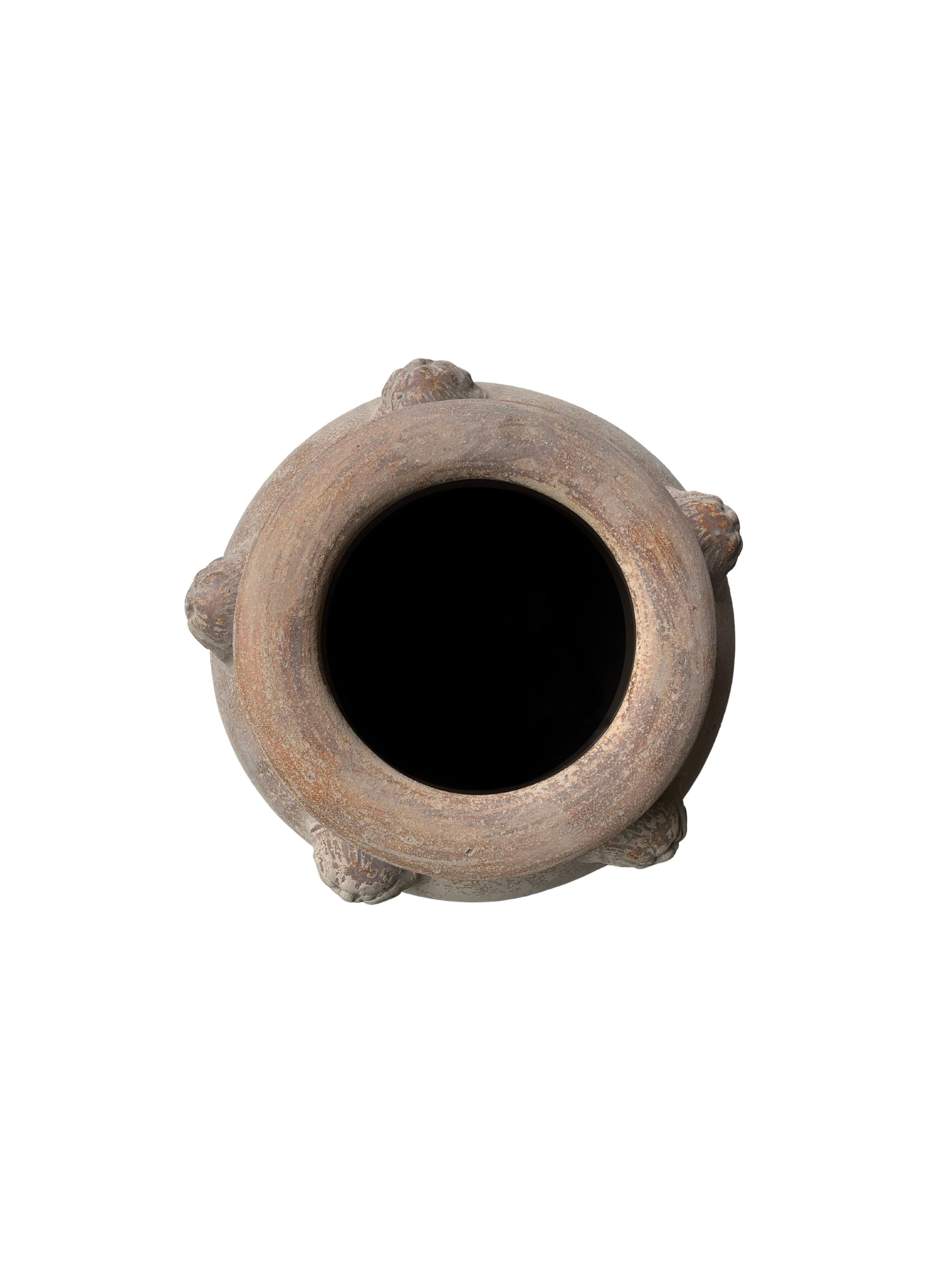 Fatto a mano Vaso / fioriera in ceramica cinese color terra con medaglioni di tigri, 1900 ca. in vendita