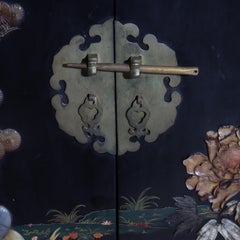 Credenza cinese ebanizzata e dorata con intarsi figurati e floreali A. Stone XX secolo