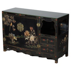 Credenza cinese ebanizzata e dorata con intarsi figurati e floreali A. Stone XX secolo