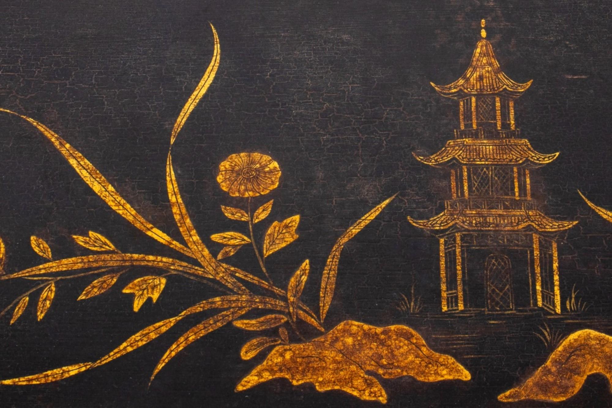 20ième siècle Table basse chinoise en bois ébonisé et doré en vente
