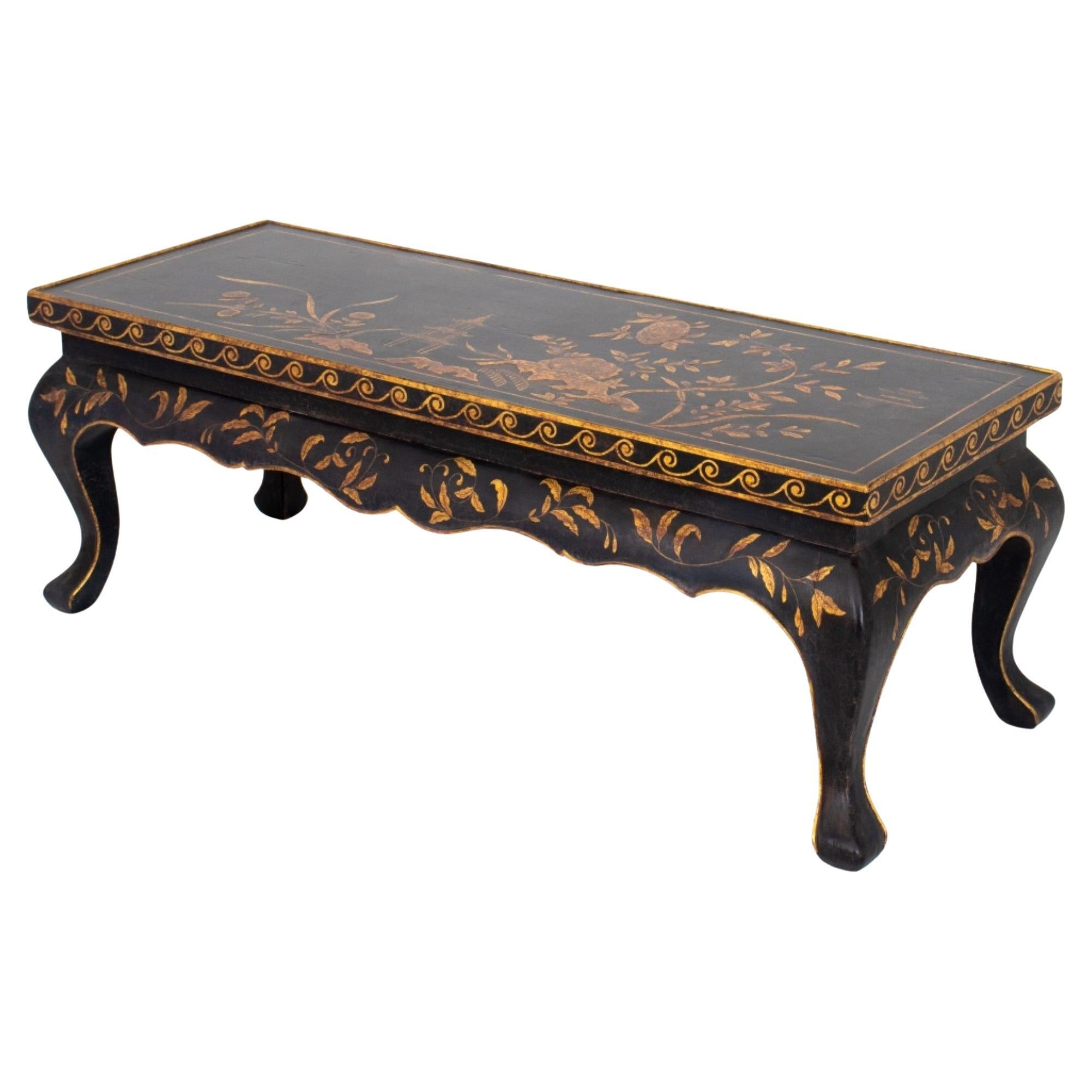 Table basse chinoise en bois ébonisé et doré en vente