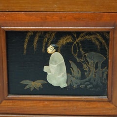 Boîte à bijoux chinoise ébénisée avec figures incrustées de pierres de savon sculptées 20e siècle