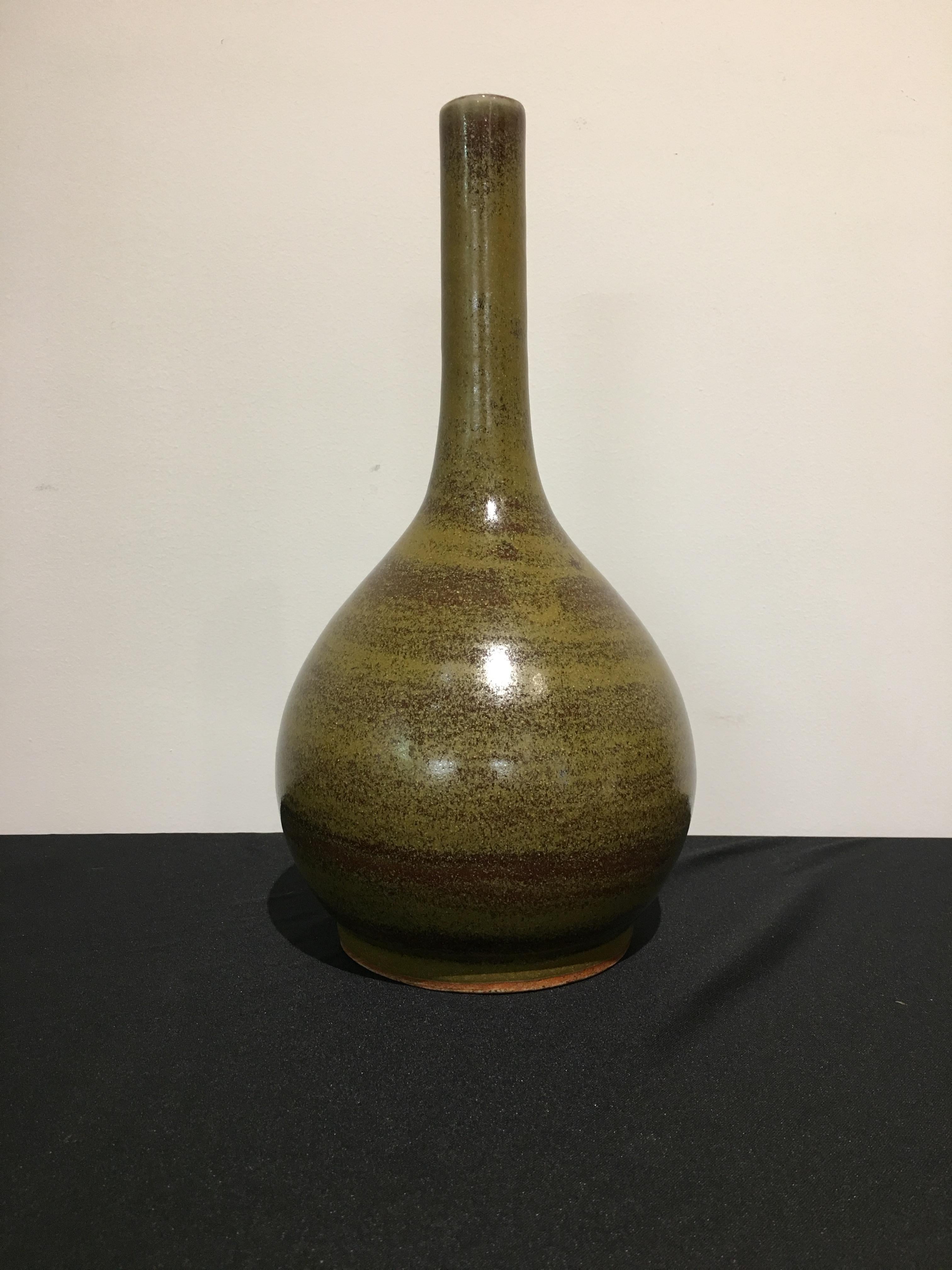 Erhabene und sinnliche chinesische Porzellan-Stielhalsvase mit seltener Aalhautglasur, Qing-Dynastie, 18. Jahrhundert, China. 

Die Vase ist stark getöpfert, mit einem kurzen, vertieften Fuß, der einen runden Körper und einen langen, stabförmigen