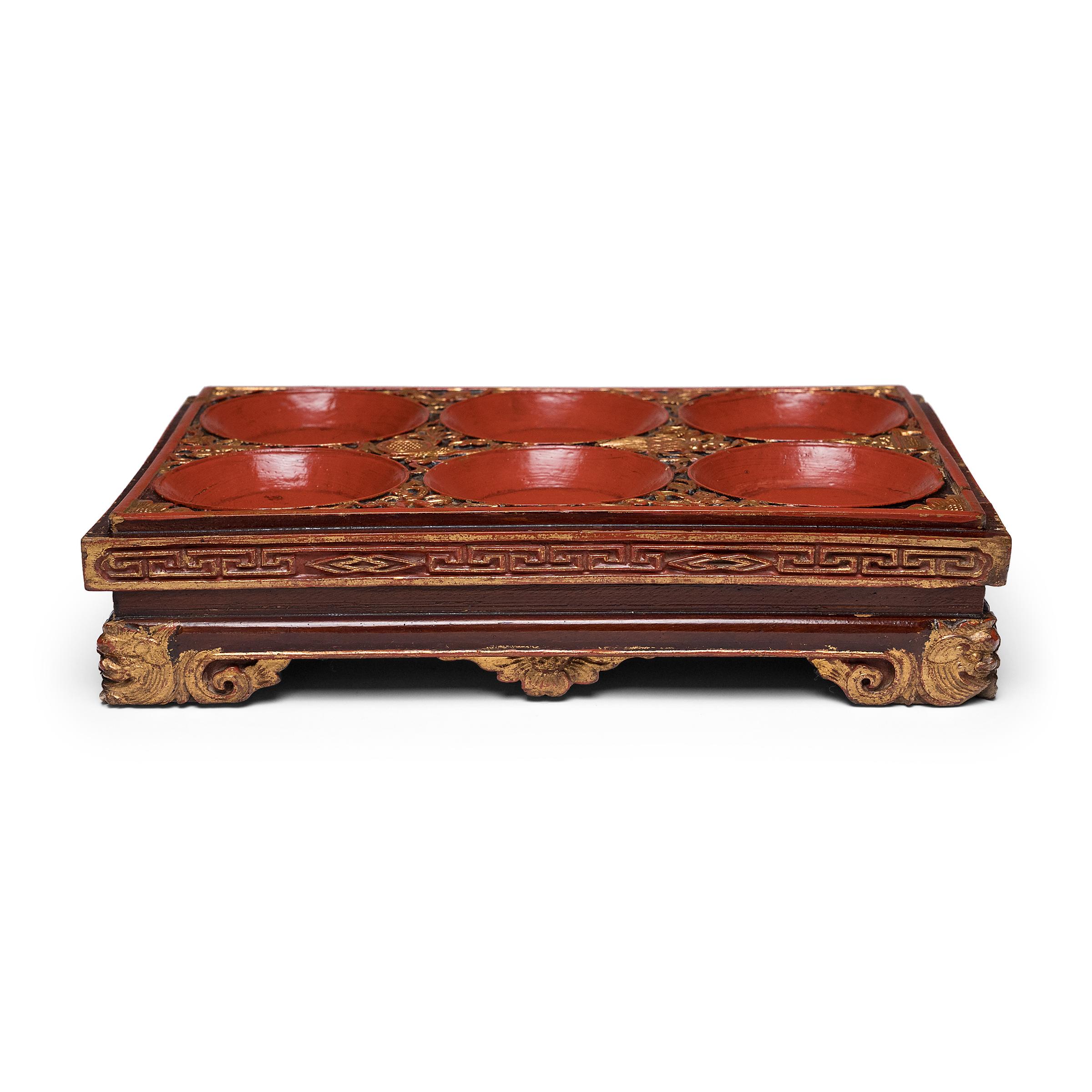 Ce plateau d'offrandes sculpté et orné aurait été présenté comme un cadeau rempli d'en-cas chinois populaires, tels que des graines de melon grillées, des fruits secs et des graines de soja grillées avec de la cannelle, du fenouil et d'autres