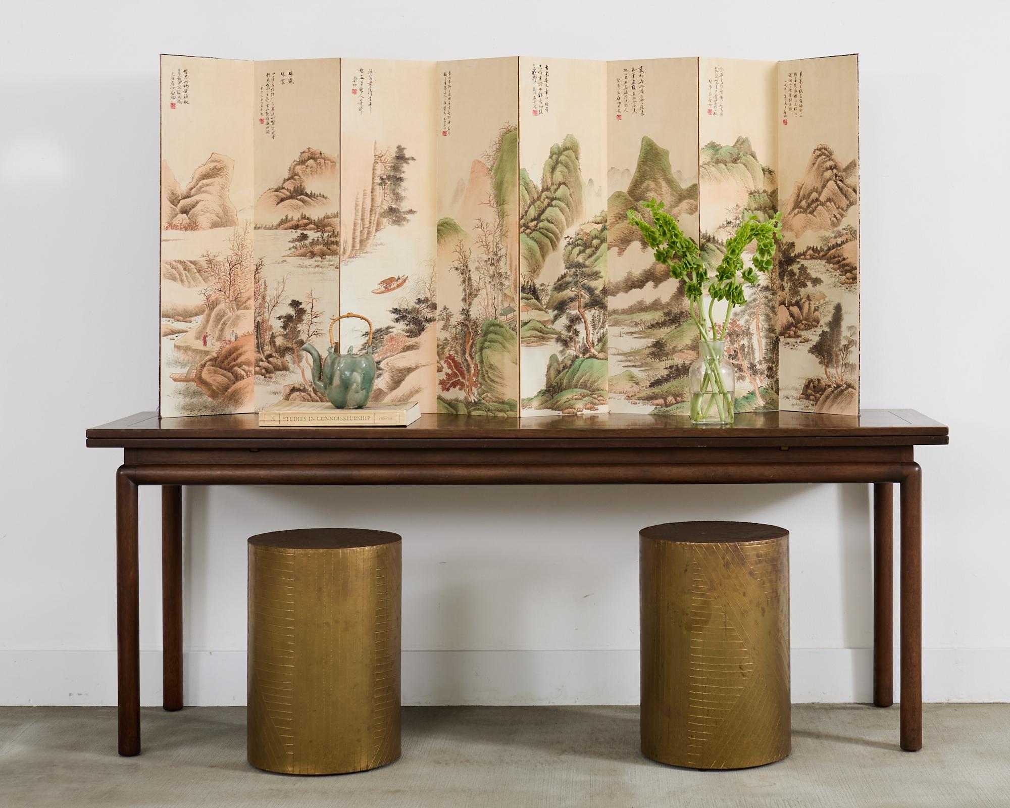 Fascinante biombo chino del siglo XX de ocho paneles de estilo Qing. Cada uno de los paneles presenta una escena de paisaje idílico con un poema chino y el sello del artista. El reverso presenta un panel de brocado de seda en cada uno y con una