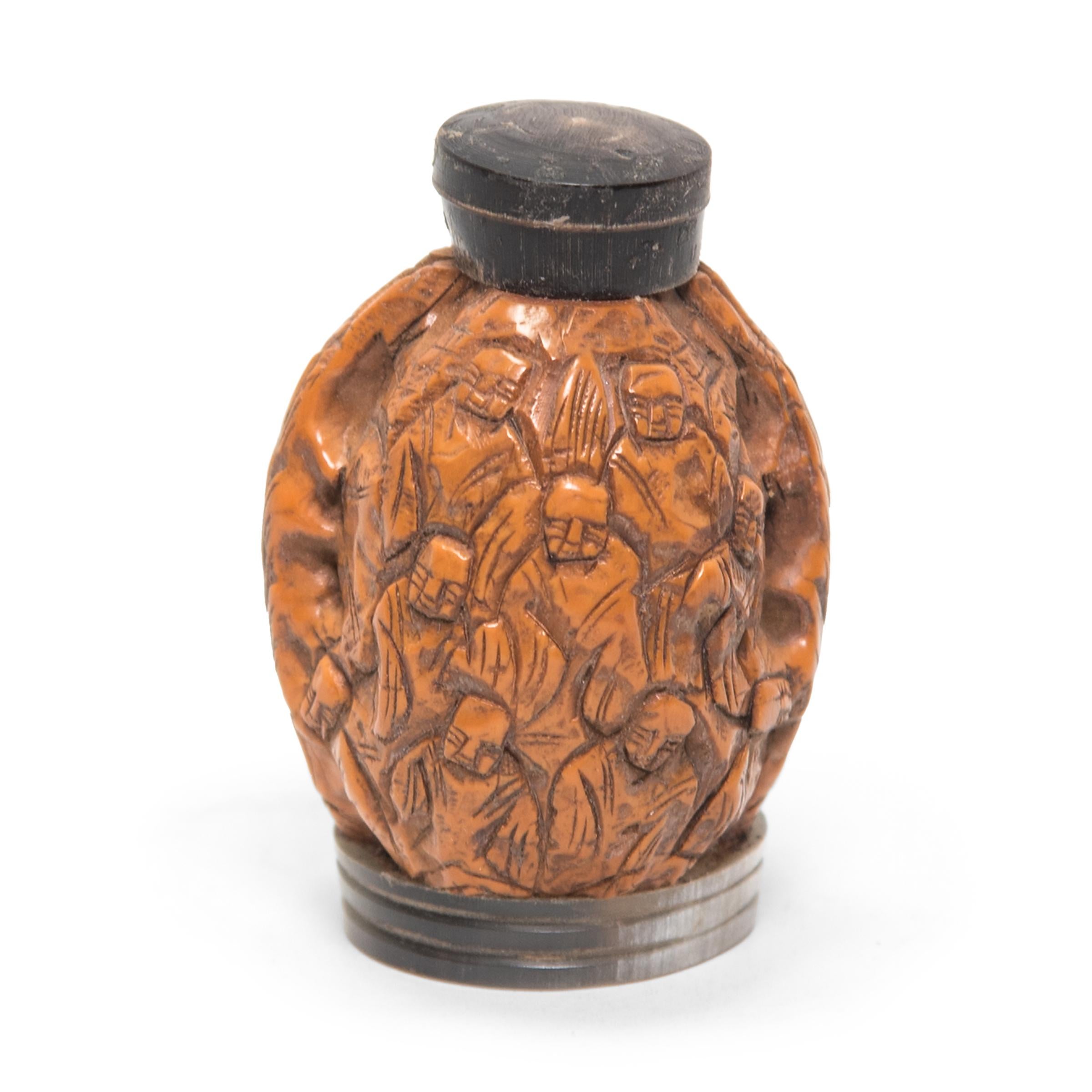 Chinese Eighteen Luohan Muschel-Schnupftabakflasche aus Nussbaumholz, um 1900 (Qing-Dynastie) im Angebot