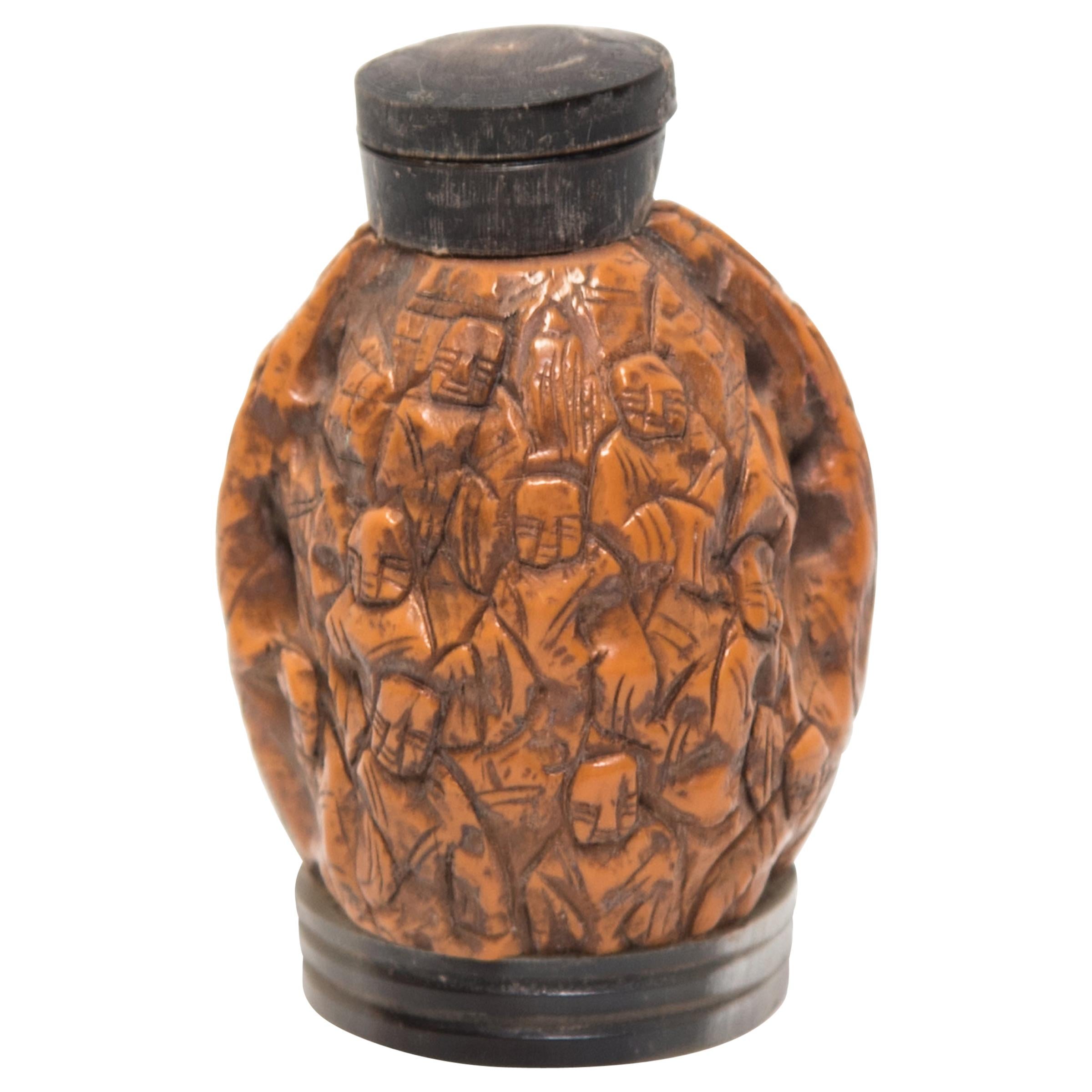 Chinese Eighteen Luohan Muschel-Schnupftabakflasche aus Nussbaumholz, um 1900