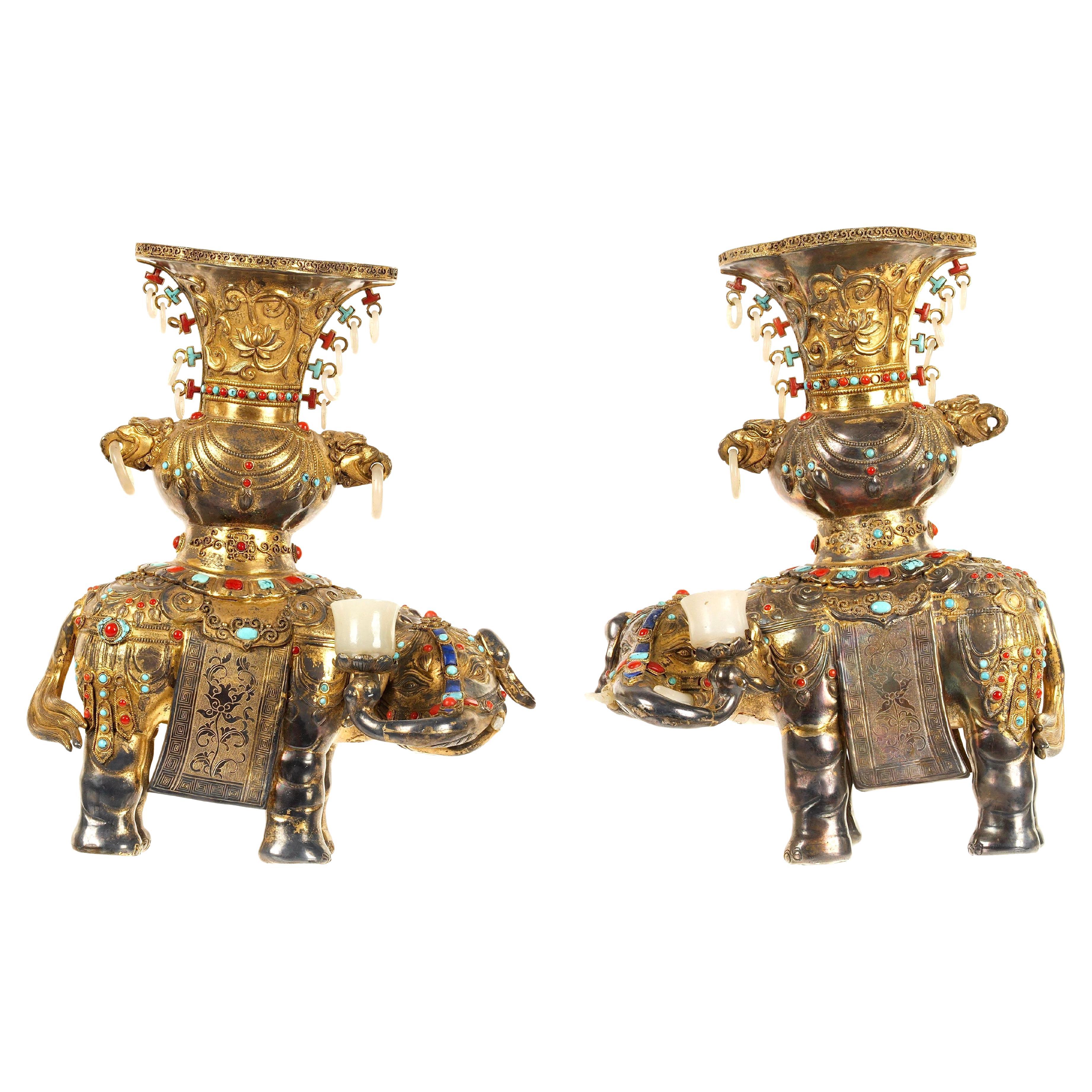 Raro par de incensarios chinos de metal, jade y piedra en forma de elefante. Los hermosos incensarios son de metal dorado repujado y parcelado, posiblemente de plata de baja ley. Los elefantes figurados llevan urnas a la espalda y tanto el elefante