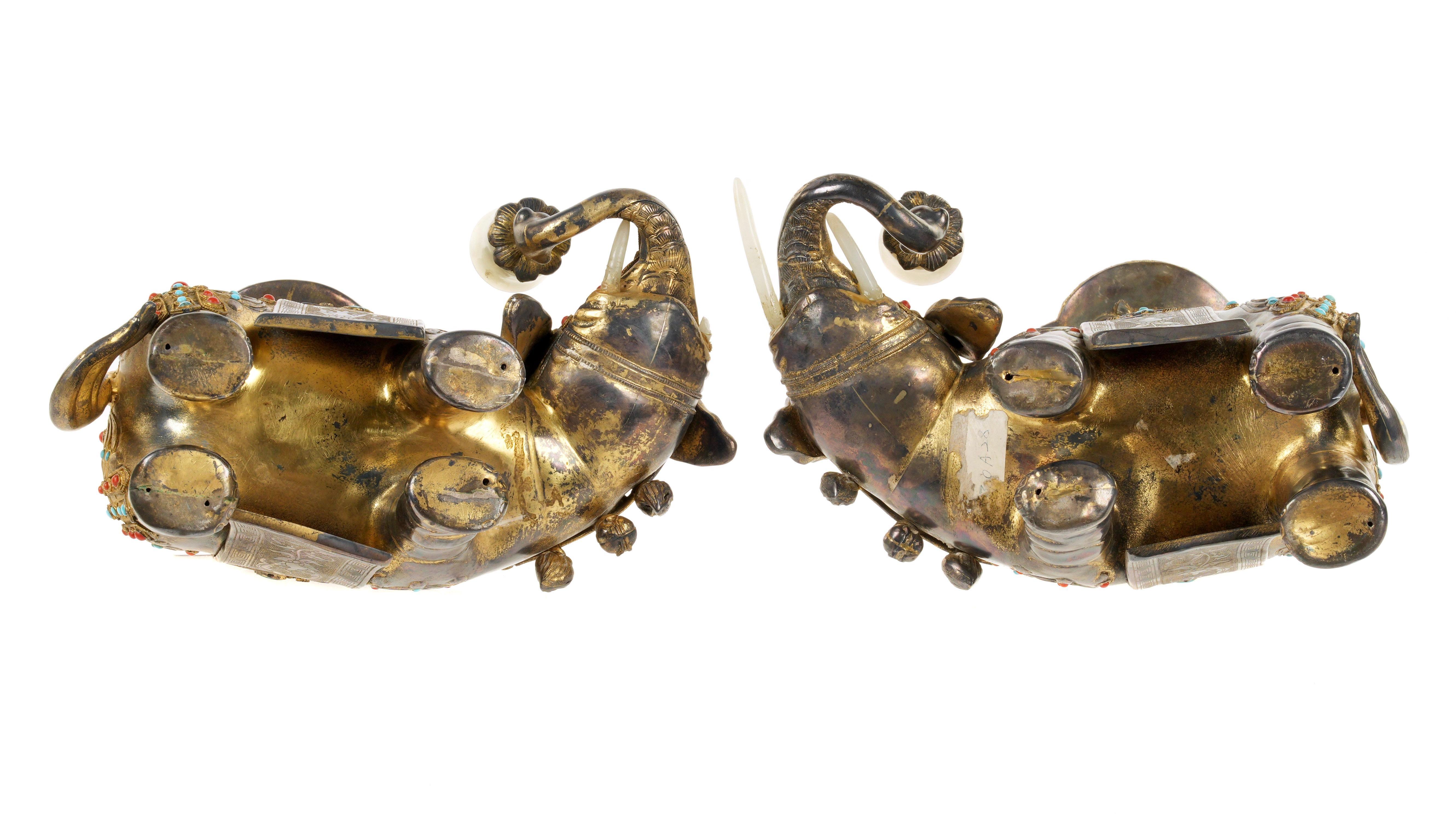 Censores chinos de elefantes Metal dorado Piedra de jade Un par en venta 2