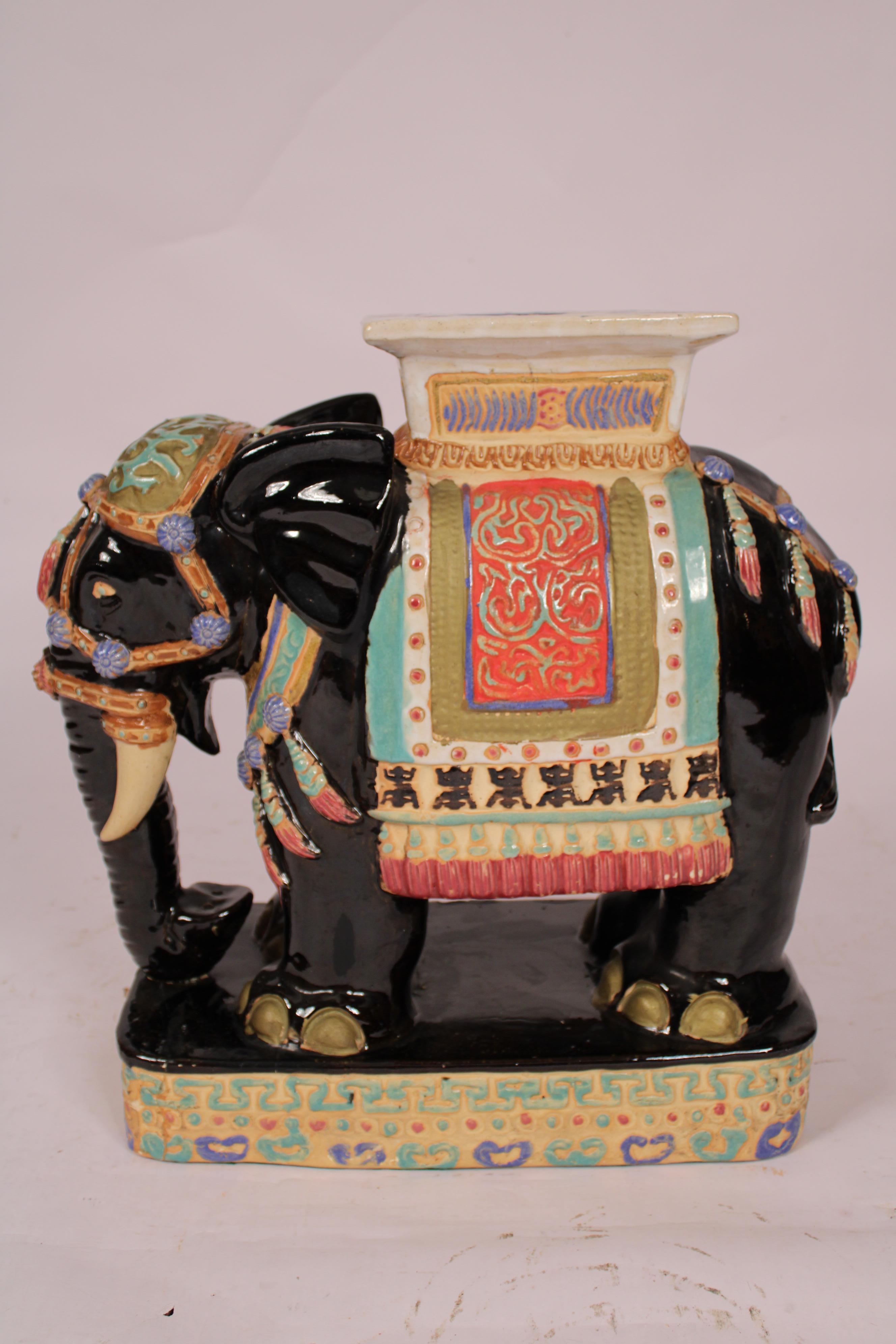 Bunte chinesische polychrome dekoriert Steinwaren Elefant Form Garten Sitz, Ende des 20. Jahrhunderts.