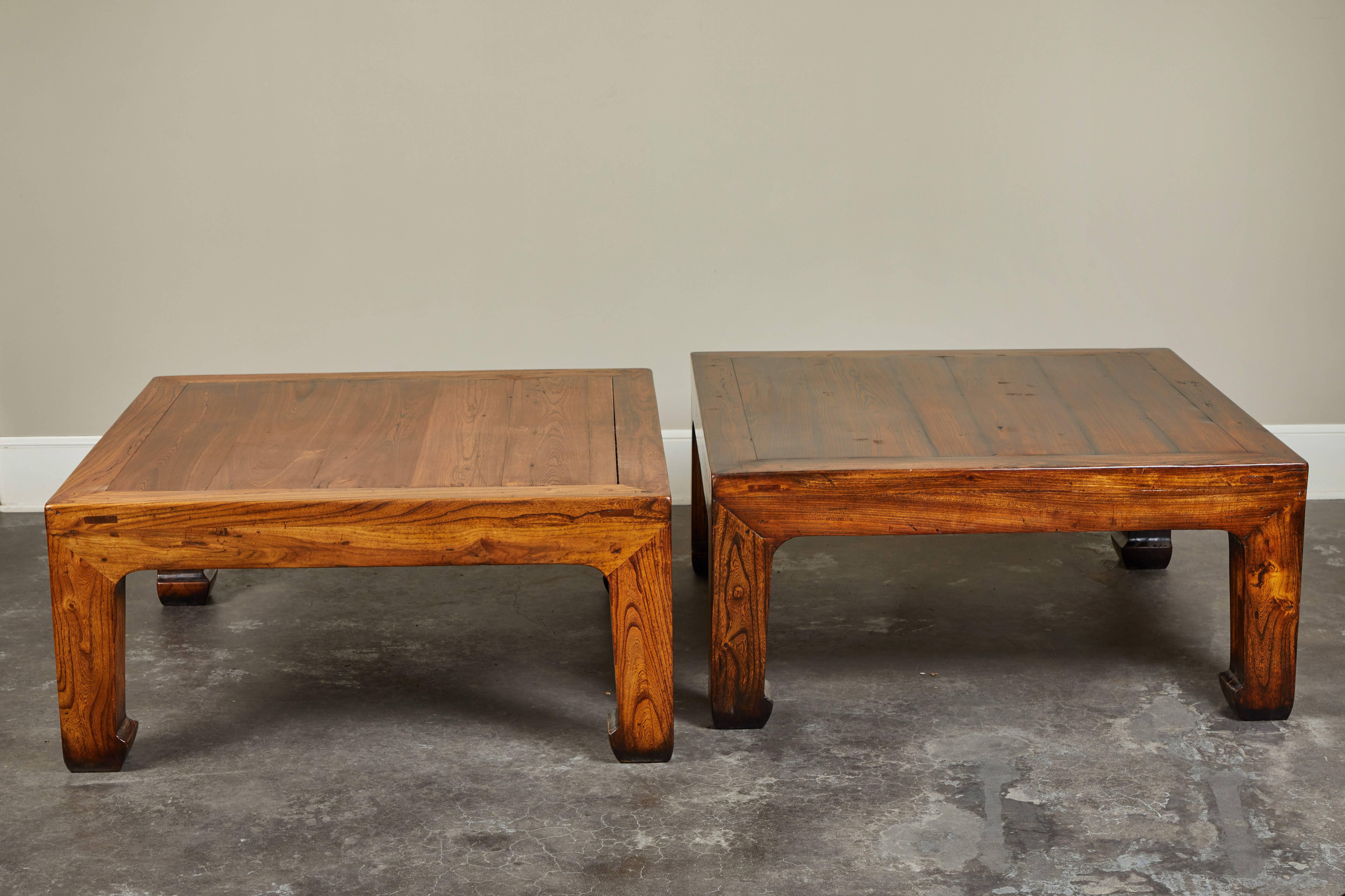L'une des deux tables en orme nouvellement fabriquées, réimaginées à partir de pièces récupérées d'un lit ancien. Peut être jumelé avec une pièce similaire (PB2186), mais pas une paire exacte.