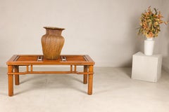 Mesa de centro de olmo chino con estructura de celosía y tablero con inserto de cristal