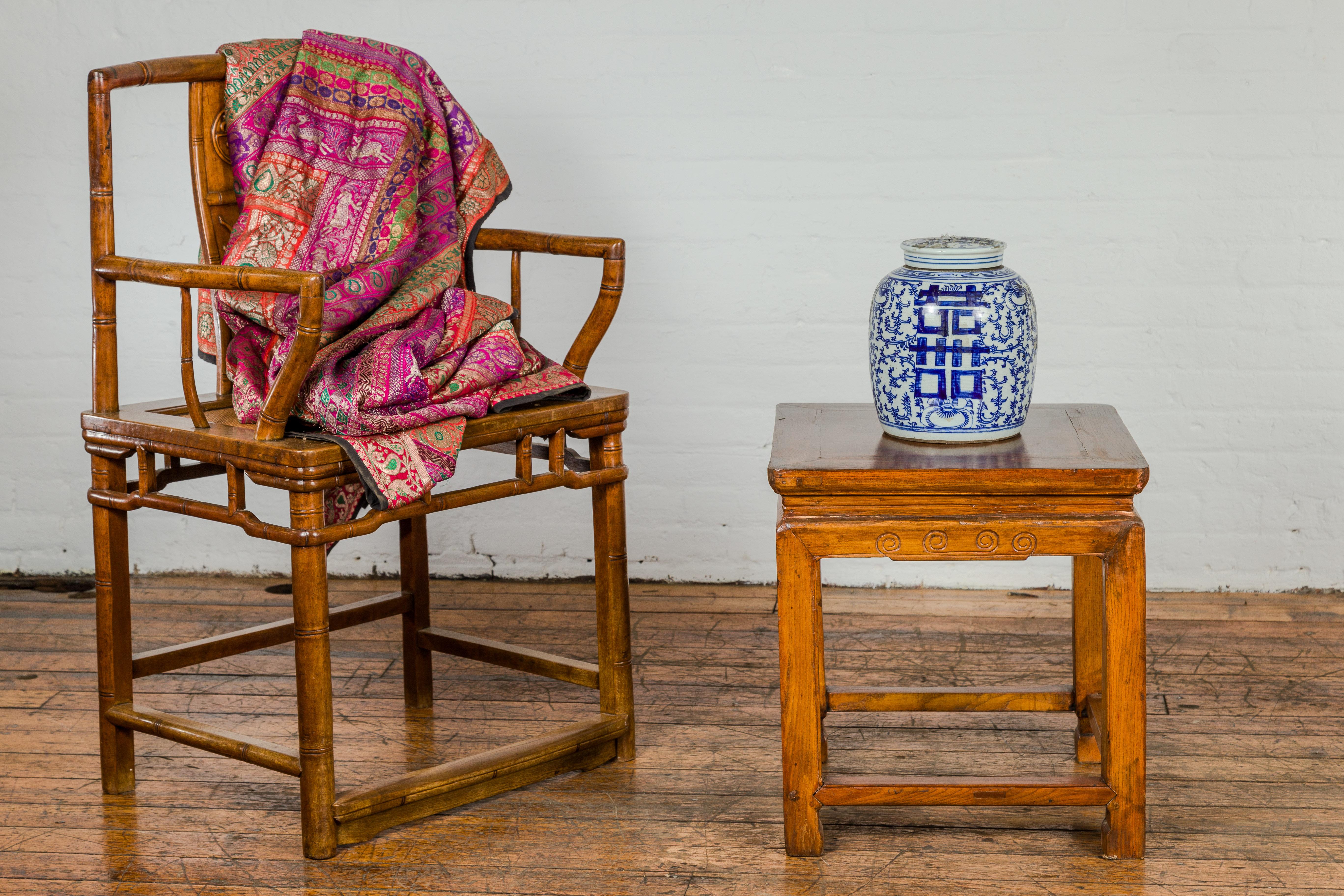 Chinesische Ulme Qing Dynasty Zeitraum Beistelltisch mit Pferdehuf Beine und Strecker (Qing-Dynastie) im Angebot