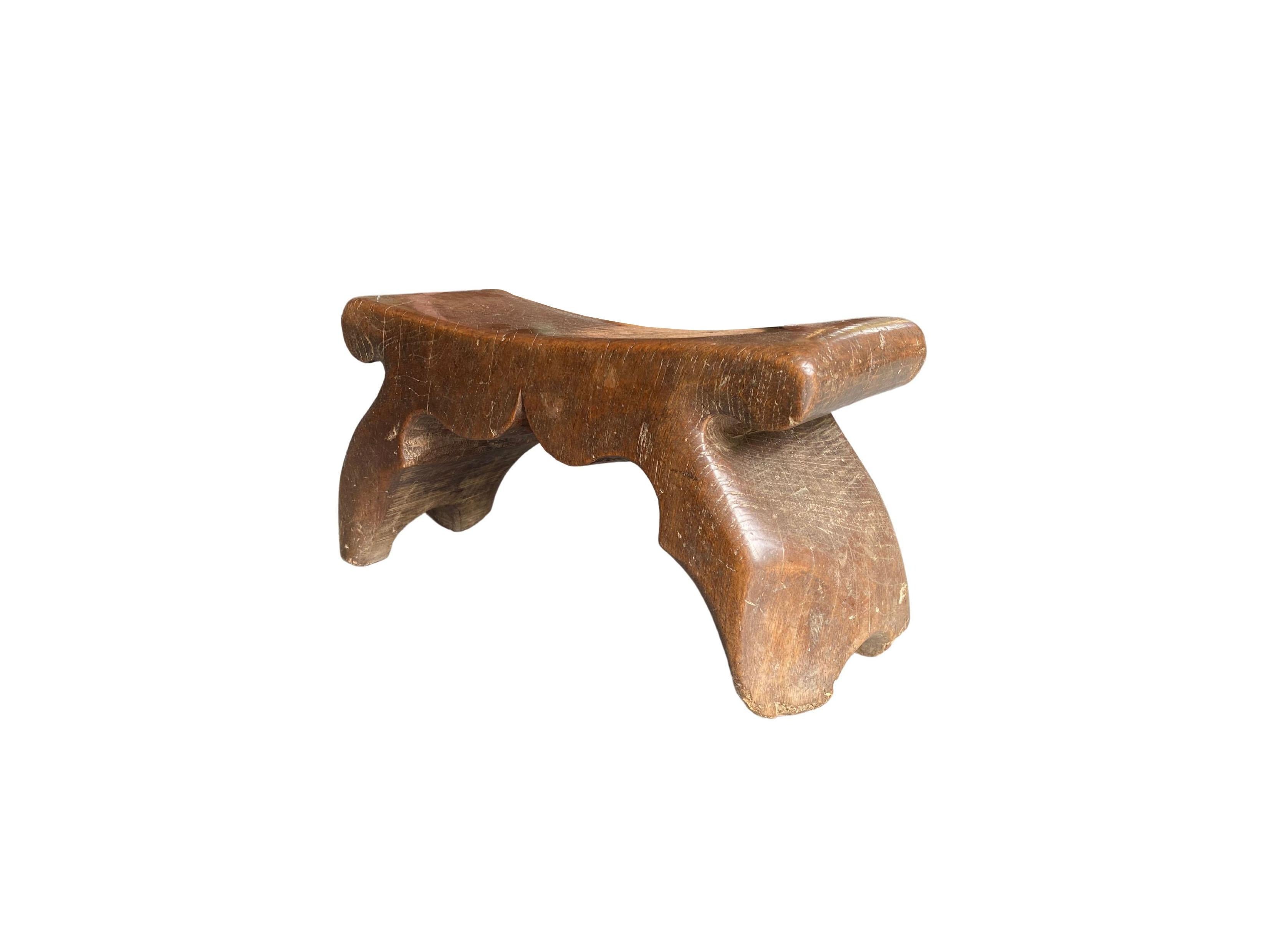 Chinese Elm Wood Headrest with Subtle Engravings from Early 20th Century For Sale 1