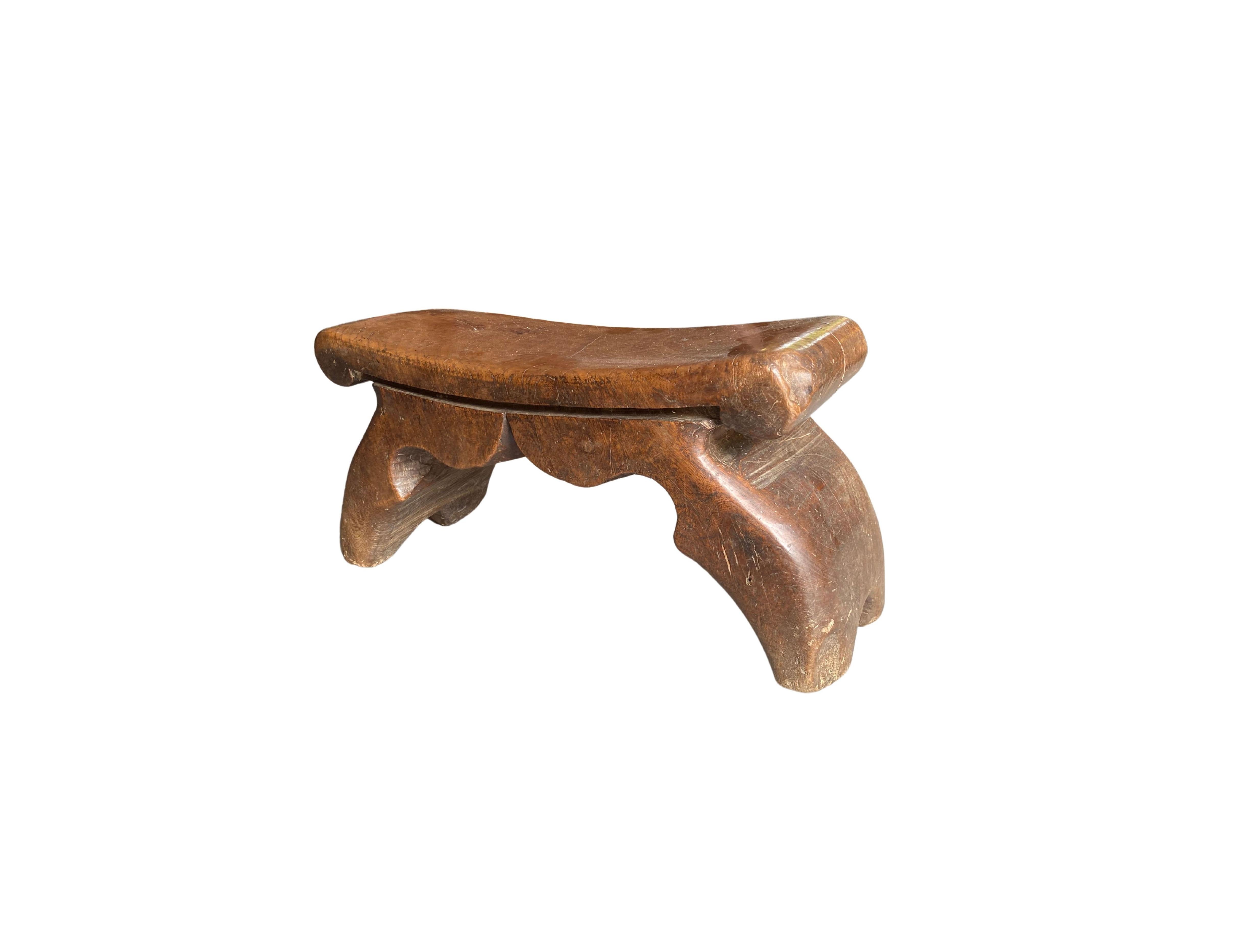 Chinese Elm Wood Headrest with Subtle Engravings from Early 20th Century For Sale 3