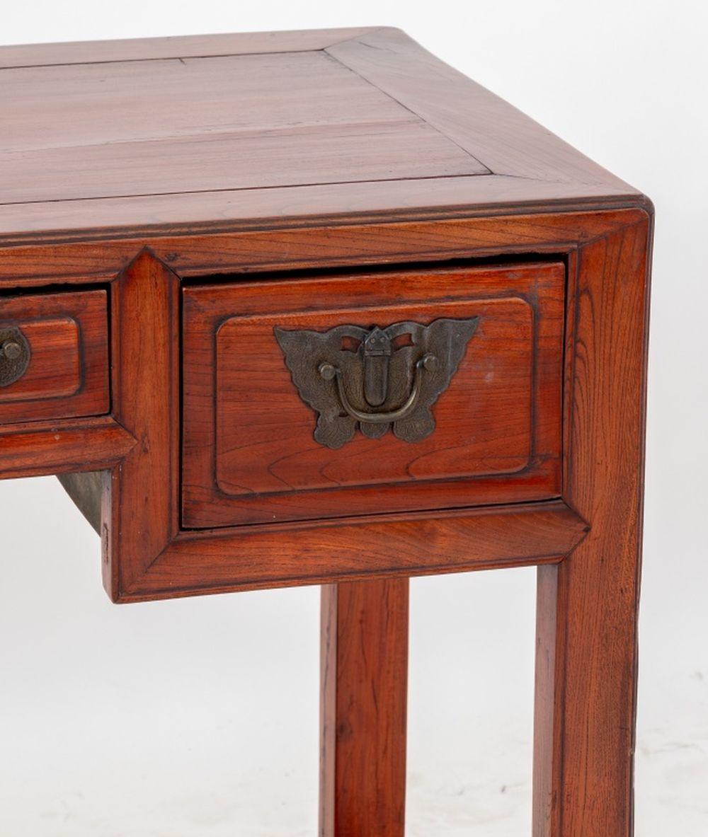 Bureau en orme de Chine, 19e siècle, comportant quatre tiroirs avec des poignées de tiroir en laiton en forme de papillon et un châssis à panneaux en treillis. 33