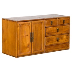 Commode chinoise en bois d'orme du début du 20e siècle avec portes et tiroirs