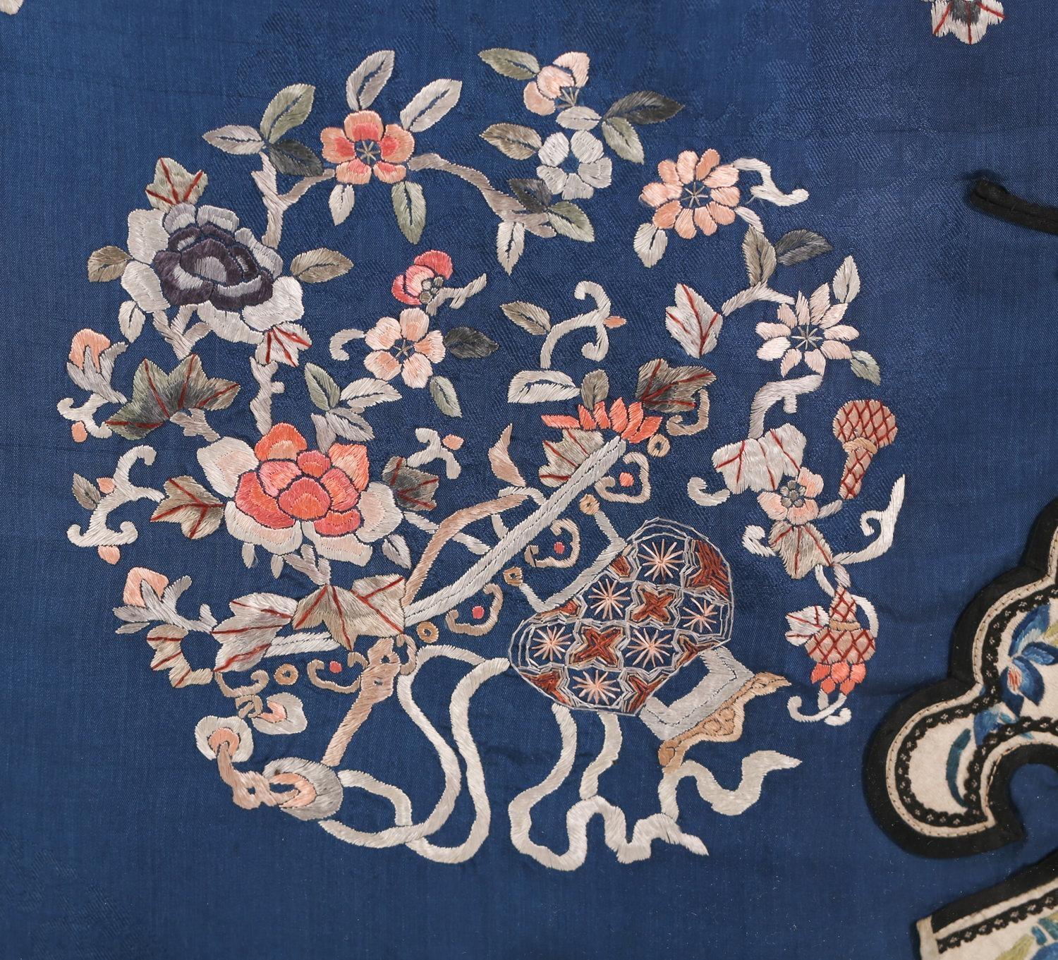 Chinese Embroidered Blue Silk Robe in a Plexiglass Box, Qing Dynasty For Sale 3