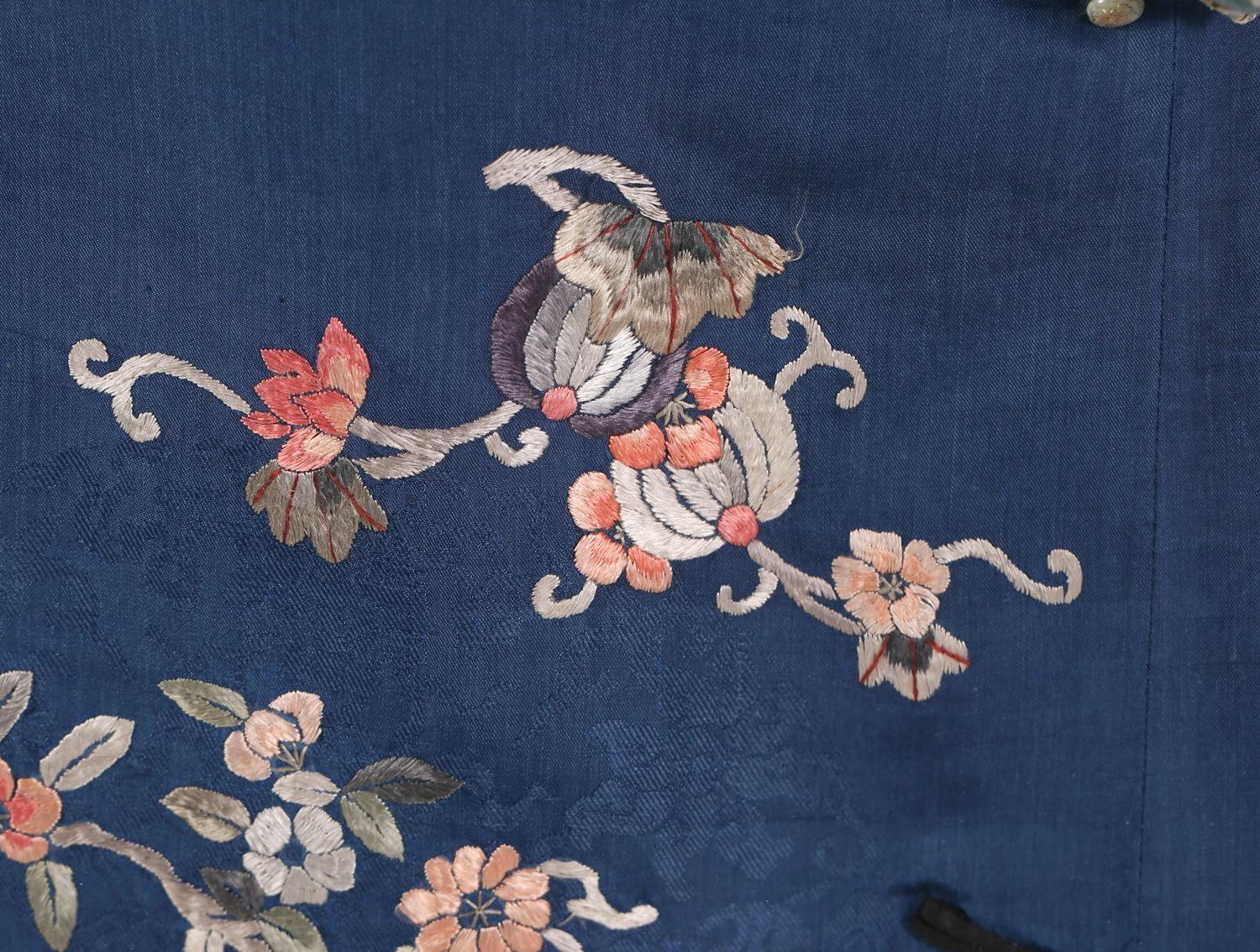 Chinese Embroidered Blue Silk Robe in a Plexiglass Box, Qing Dynasty For Sale 5