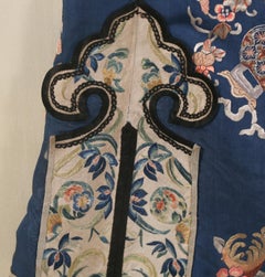 Chinesischer bestickter blauer Seidenmantel in einer Plexiglasbox:: Qing-Dynastie