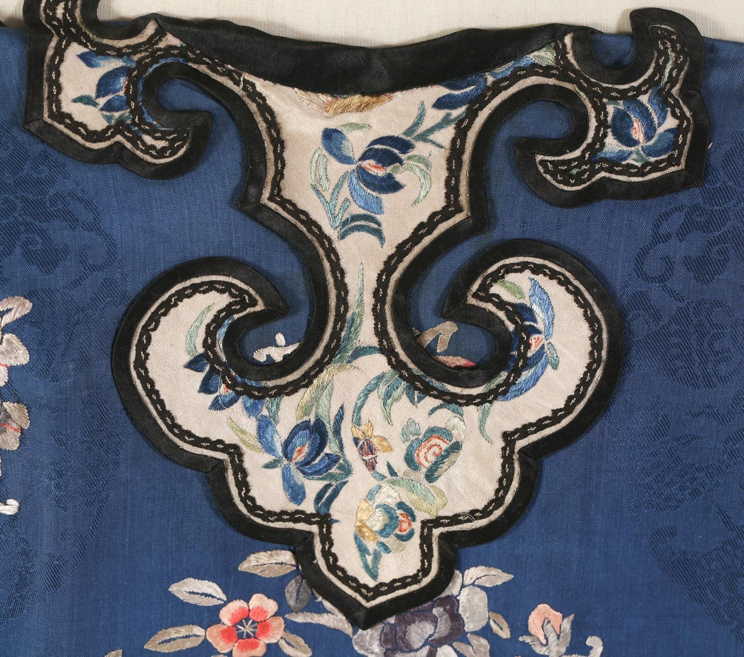 Chinese Embroidered Blue Silk Robe in a Plexiglass Box, Qing Dynasty In Excellent Condition For Sale In New York, NY